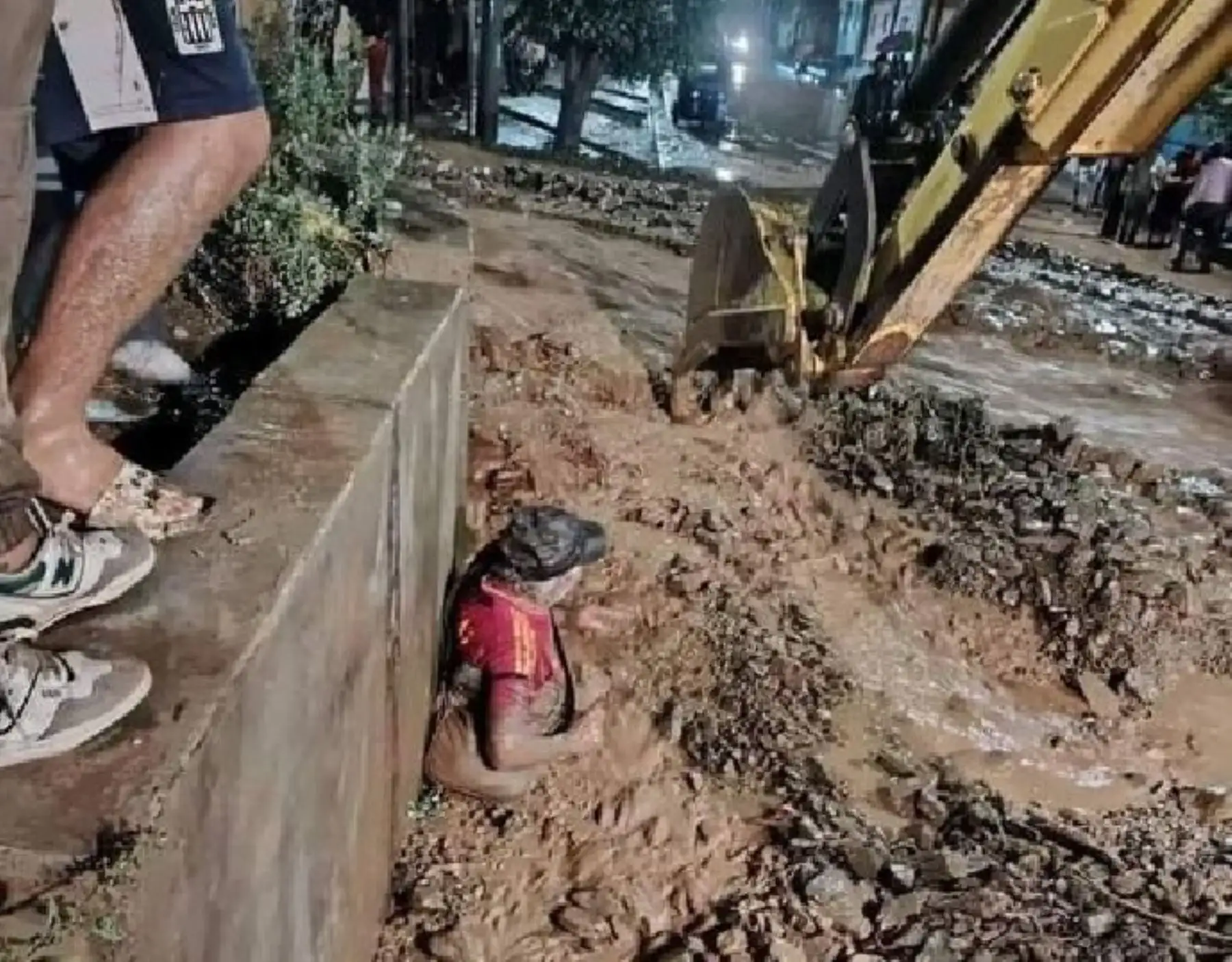 Una persona que se encontraba atrapada por el huaico en Huánuco fue rescatada con ayuda de maquinaria pesada. El COER afirmó que no se han reportado daños a la vida y salud.