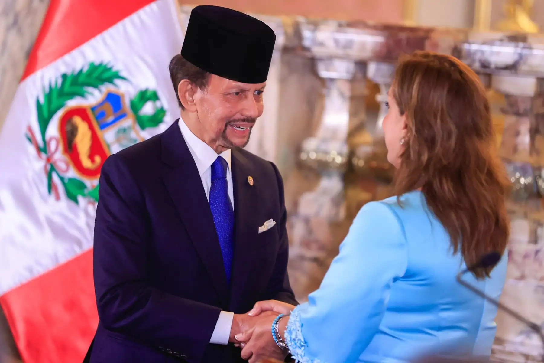 La presidenta de la República, Dina Ercilia Boluarte Zegarra, entrega la condecoración Gran Collar de la Orden “El Sol del Perú” a su majestad sultán Hassanal Bolkiah, jefe de Estado y jefe de Gobierno de Brunéi Darussalam. Foto: ANDINA/Prensa Presidencia