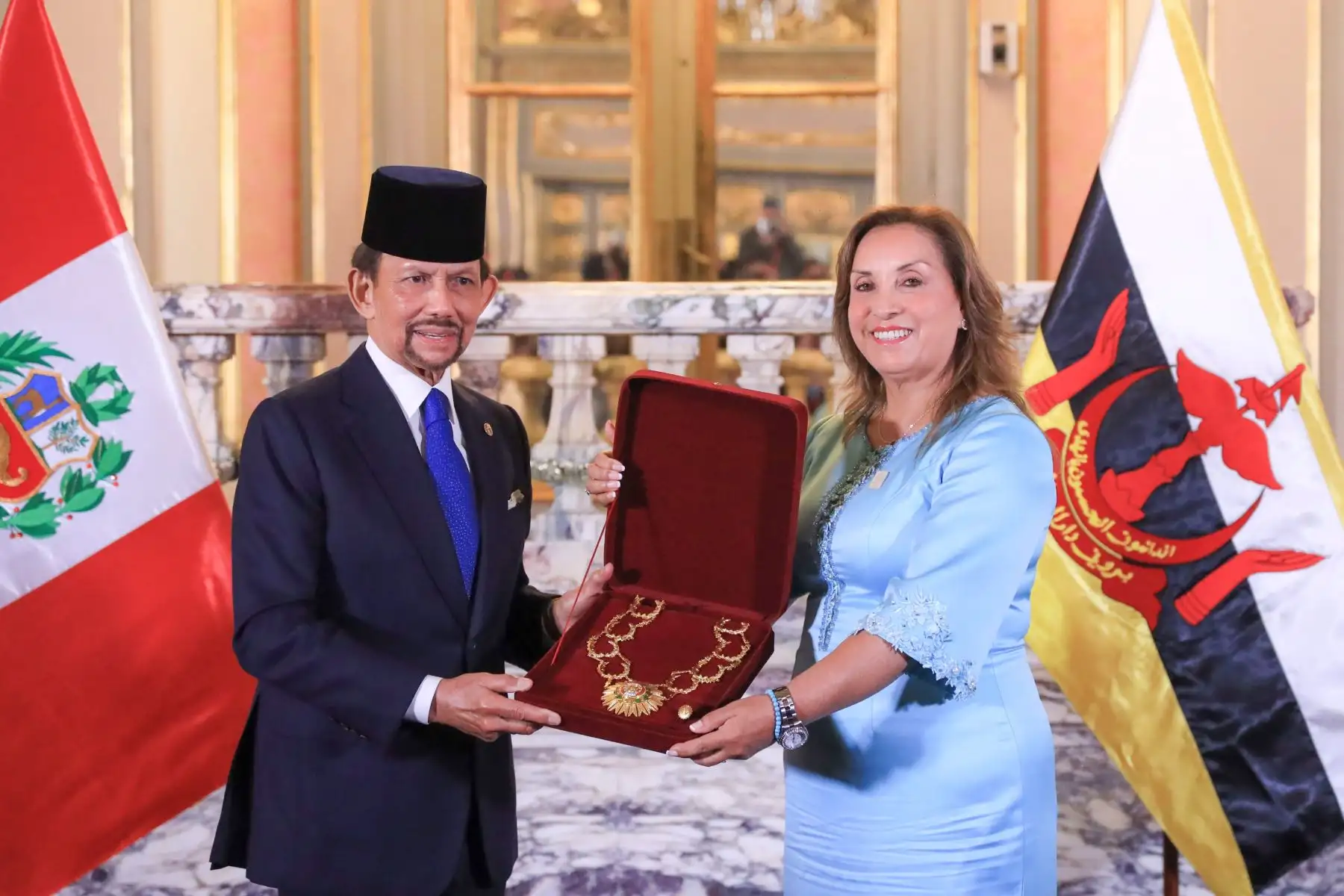 La presidenta de la República, Dina Ercilia Boluarte Zegarra, entrega la condecoración Gran Collar de la Orden “El Sol del Perú” a su majestad sultán Hassanal Bolkiah, jefe de Estado y jefe de Gobierno de Brunéi Darussalam. Foto: ANDINA/Prensa Presidencia