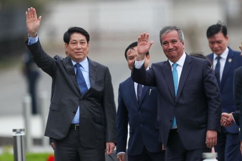 Luong Cuong, presidente de Vietnam es recibido por el Ministro de Transportes y Comunicaciones, Raúl Pérez Reyes