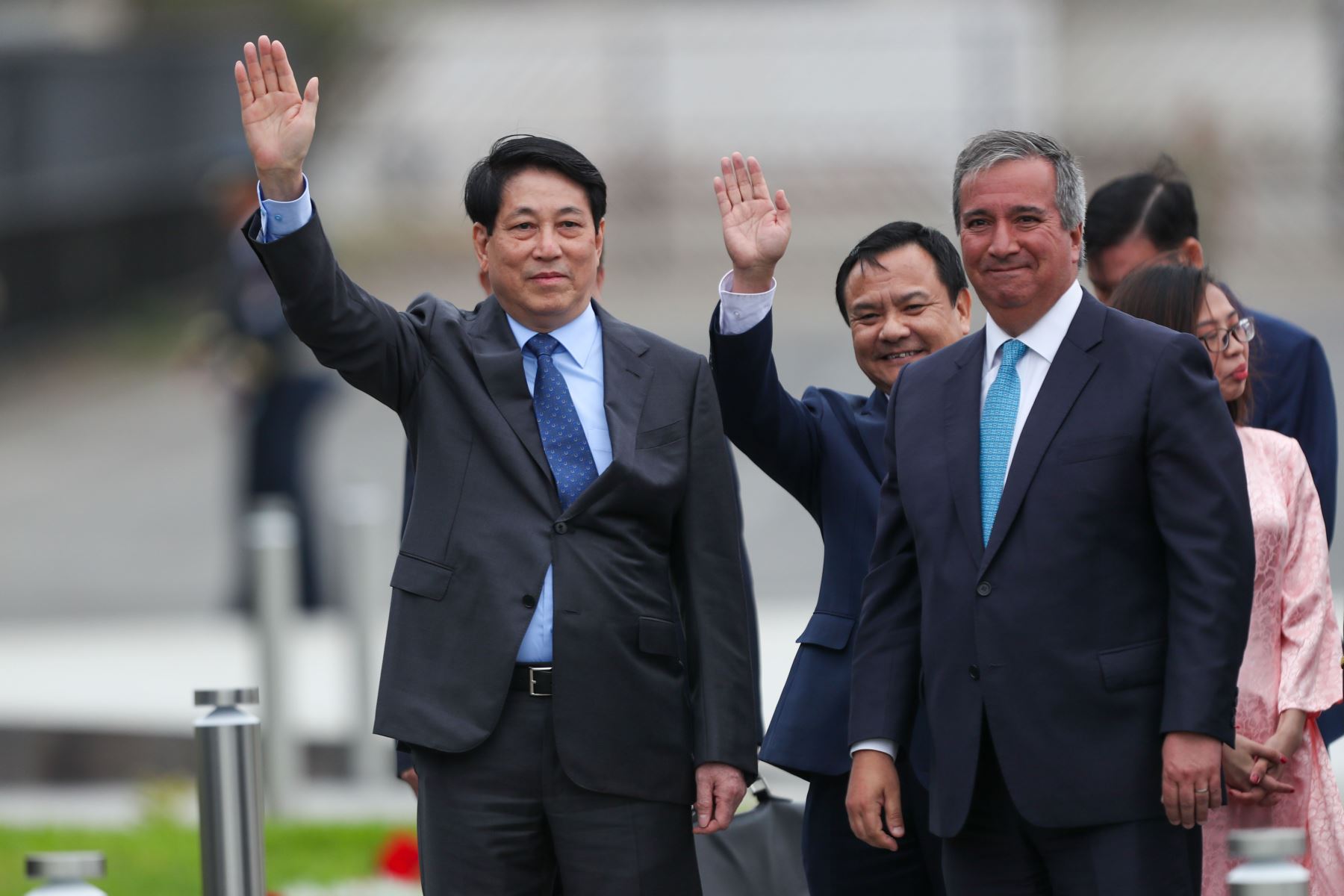 Luong Cuong, presidente de Vietnam es recibido por el Ministro de Transportes y Comunicaciones, Raúl Pérez Reyes. El alto representante de Vietnam arribó al Grupo Aéreo N° 8 y participará en el Foro de APEC. Foto : ANDINA / Lino Chipana.