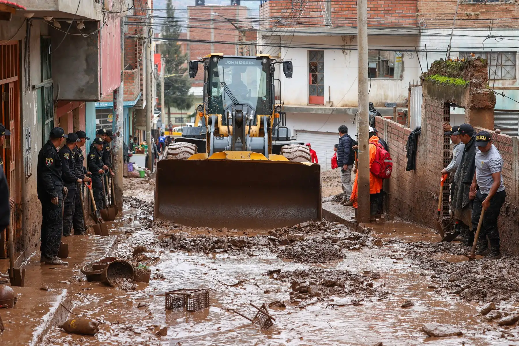 MINISTRO WHITTEMBURY SUPERVISÓ EMERGENCIA EN HUÁNUCO. Foto: ANDINA/Ministerio de Vivienda