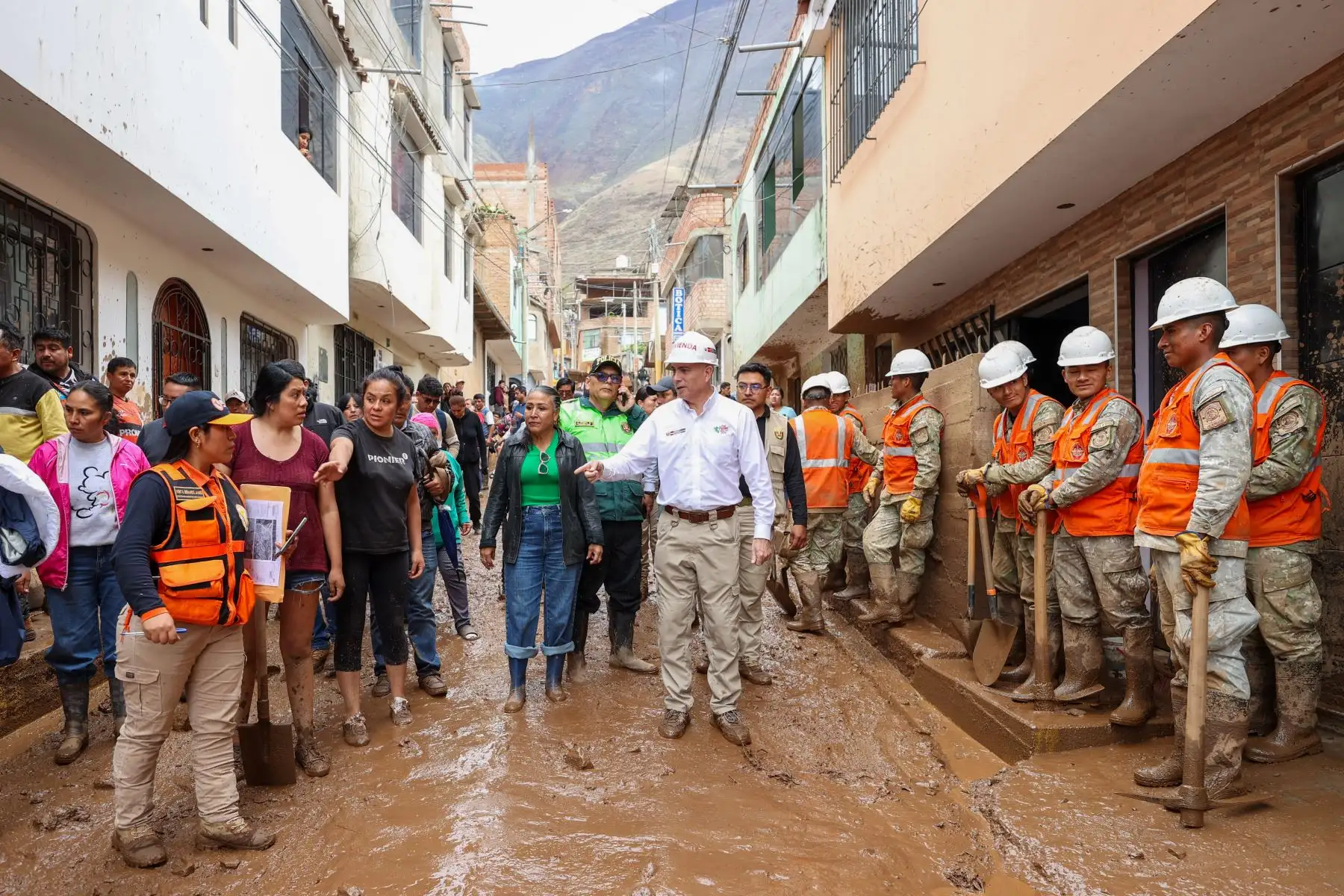 Desde la zona afectada por las intensas lluvias en la ciudad de Huánuco, el ministro de Vivienda, el ingeniero Durich Whittembury, afirmó que su sector tomó acciones inmediatas una vez conocida la emergencia en la región, y anunció que llegará mayor maquinaria pesada para continuar los trabajos de limpieza. Foto: ANDINA/Ministerio de Vivienda