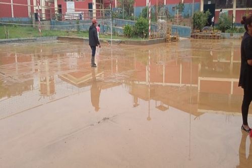 Las aulas de los colegios han quedado inundadas de agua y lodo tras varias horas de lluvias.