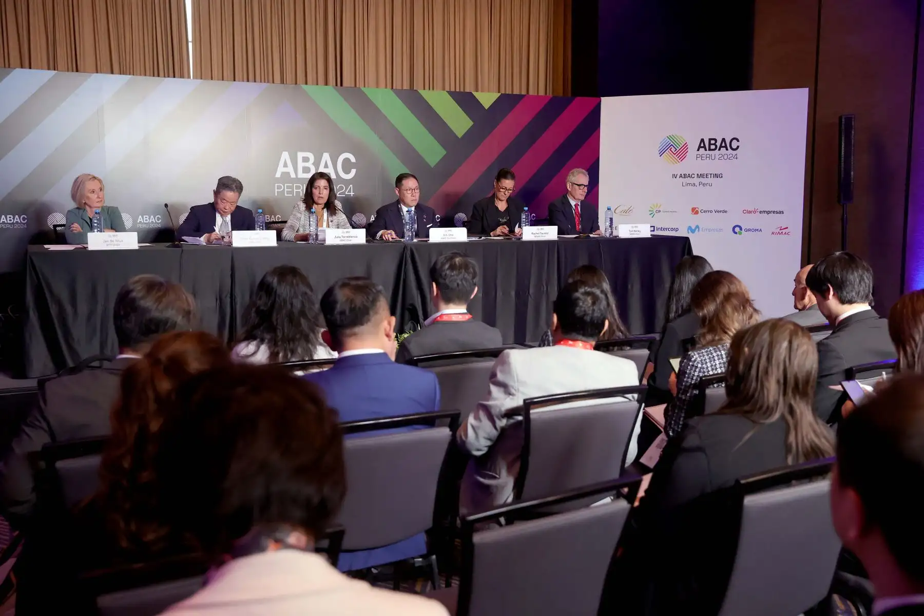 Conferencia de prensa del Consejo Consultivo Empresarial de APEC 2024. Jan Da Silva, Frank Ning, Julia Torreblanca y Hyun-sang Cho, Rachel Tauleilei y Tom Harley. Foto: ANDINA/Melina Mejía