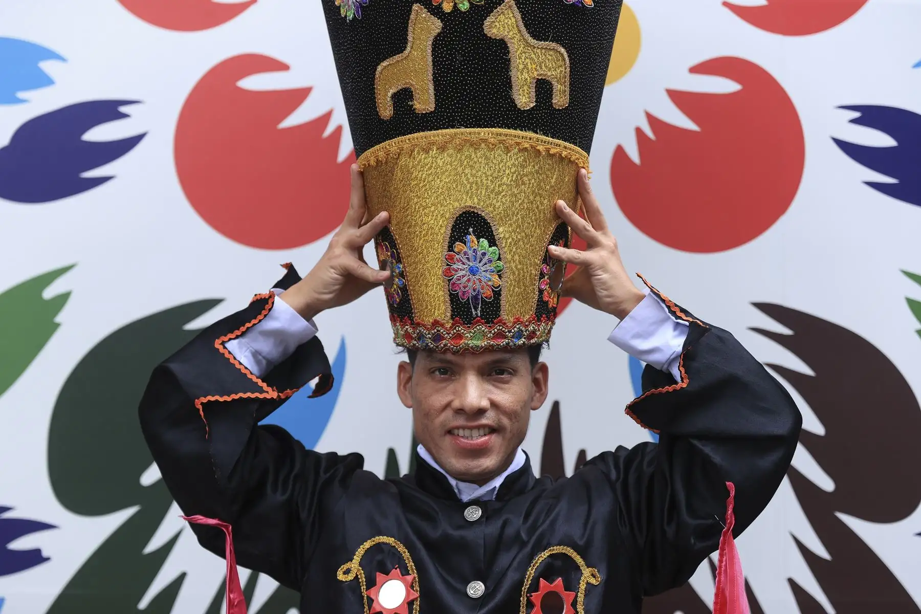 Derek Cuya, muestra su traje típico de la danza Negrillos de Chivay oriundo de la región Arequipa. Foto: ANDINA/Jhonel Rodríguez Robles