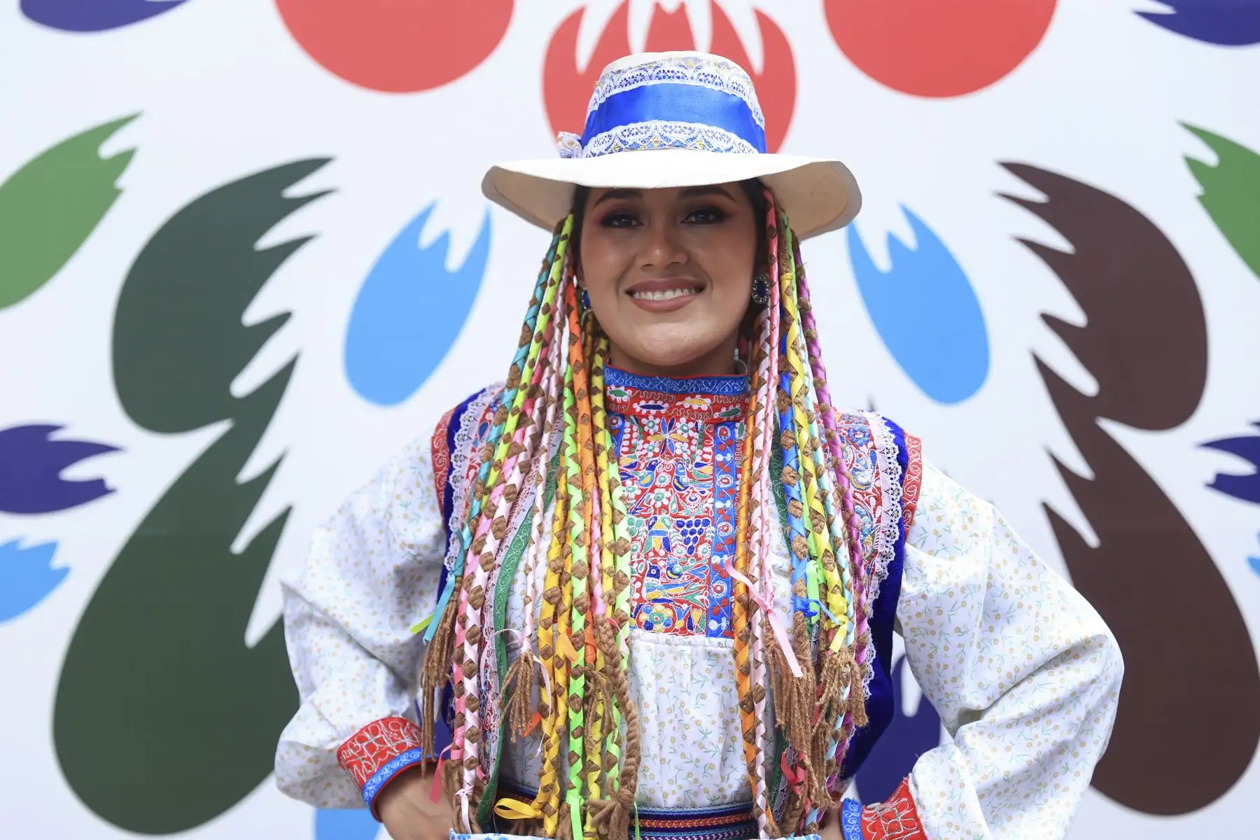 Nahomy Mori Ponce de León, lleva puesto un traje típico de la danza Negrillos de Chivay, perteneciente a la región Arequipa. Foto: ANDINA/Jhonel Rodríguez Robles