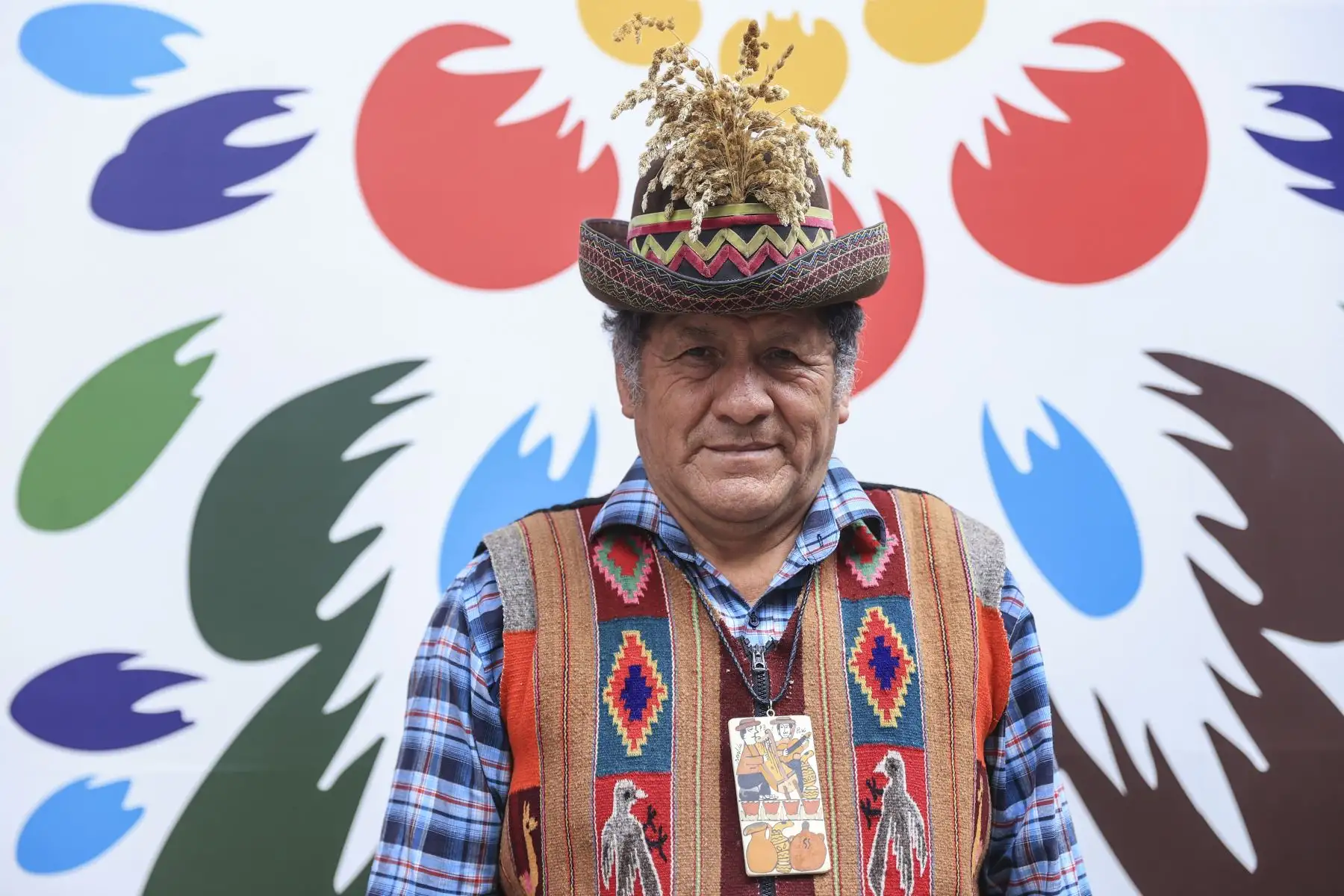 El artesano Pompeyo Berrocal, utiliza un poncho típico de la región Ayacucho. Foto: ANDINA/Jhonel Rodríguez Robles