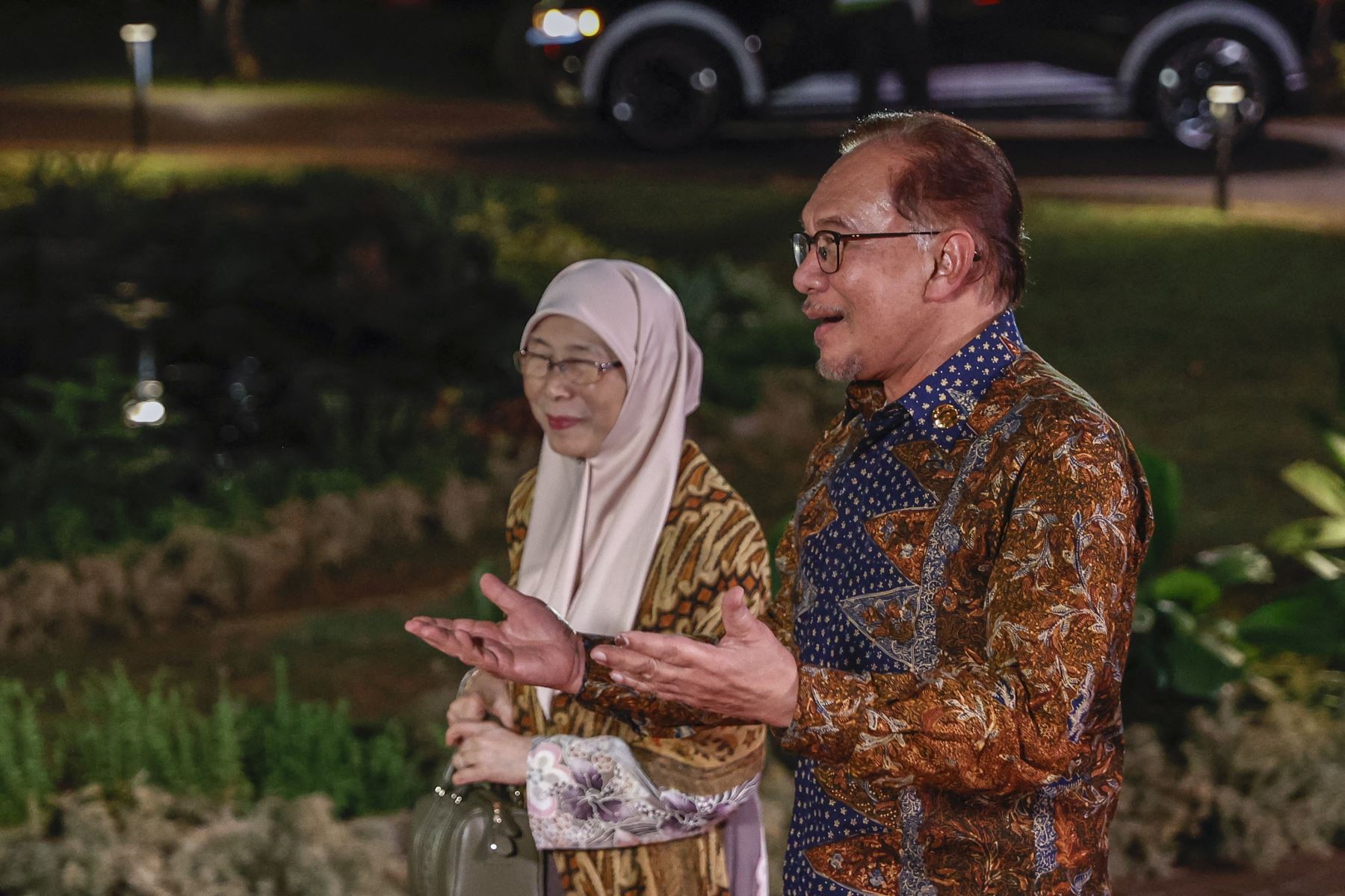 El Primer Ministro de Malasia, Anwar Ibrahim  y su esposa Wan Azizah Wan Ismail llegan a la cena de gala de la 43ª Cumbre de la ASEAN en Yakarta. Foto: AFP