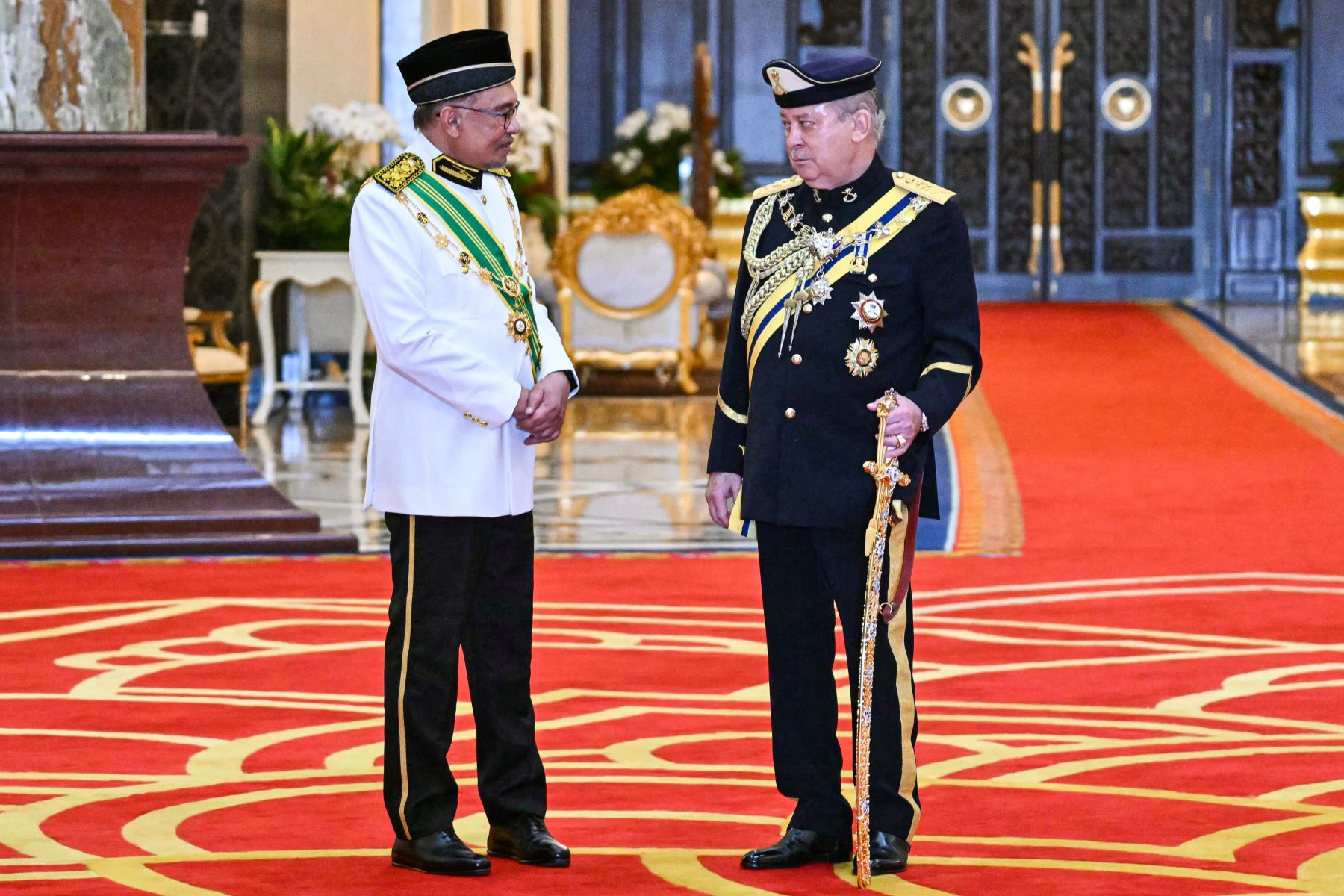 El rey de Malasia, el sultán Ibrahim Iskandar, habla con el primer ministro de Malasia, Anwar Ibrahim  después de la ceremonia de toma de juramento en el Palacio Nacional de Kuala Lumpur.  AFP