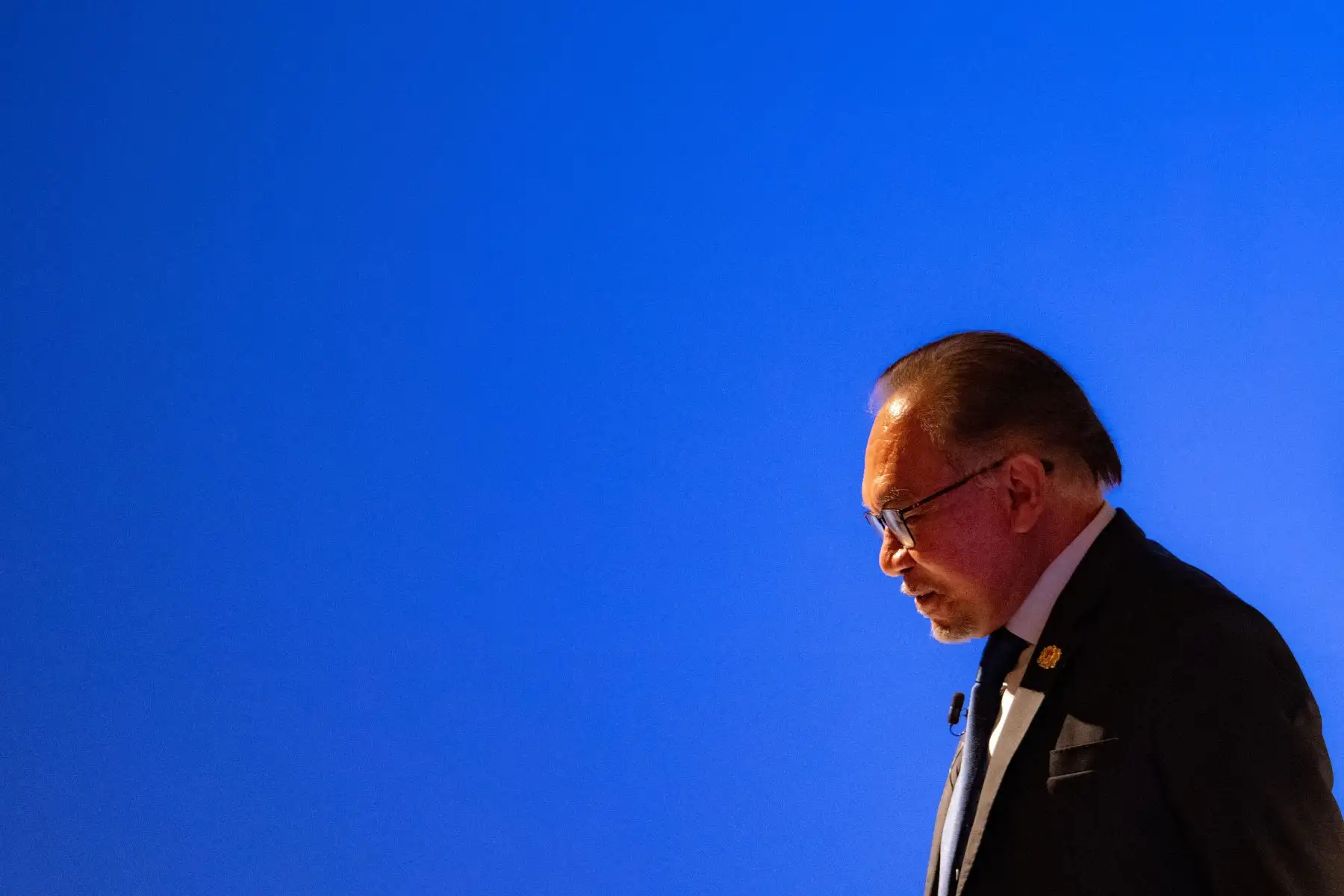 El primer ministro de Malasia, Anwar Ibrahim, se marcha después de hablar durante el Foro Nikkei en Tokio. AFP