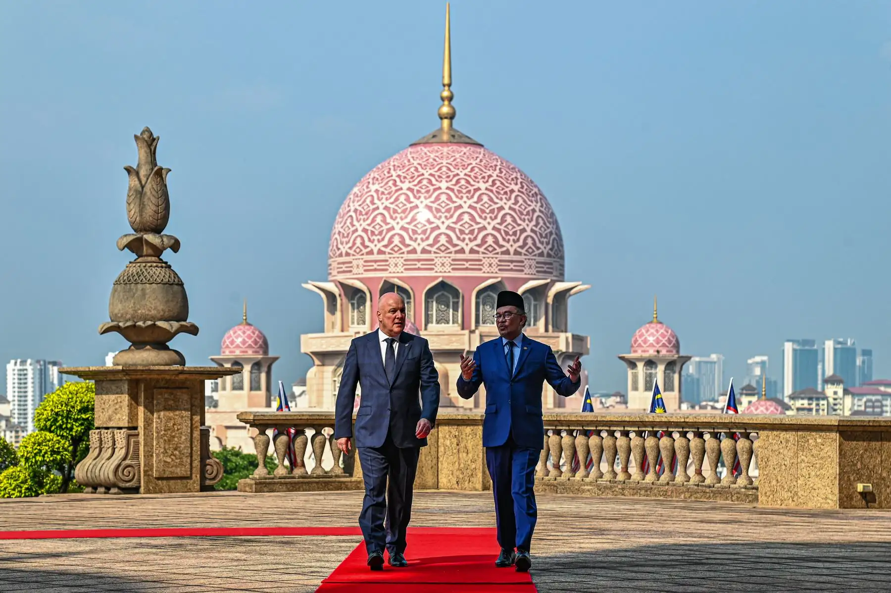 Primer ministro de Malasia, Anwar Ibrahim  hablando con el primer ministro de Nueva Zelanda, Christopher Luxon, después de una ceremonia de bienvenida en Putrajaya. AFP