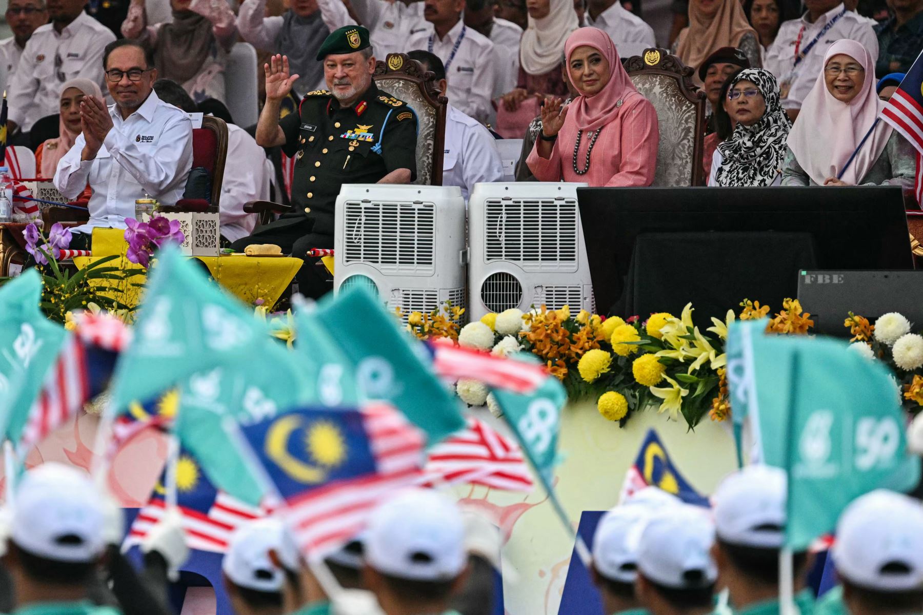 El primer ministro de Malasia, Anwar Ibrahim, el rey de Malasia, el sultán Ibrahim, la reina Raja Zarith Sofiah y la esposa del primer ministro, Wan Azizah Wan Ismail, hacen un gesto durante las celebraciones del 67º Día Nacional en Putrajaya, la capital administrativa de Malasia. AFP