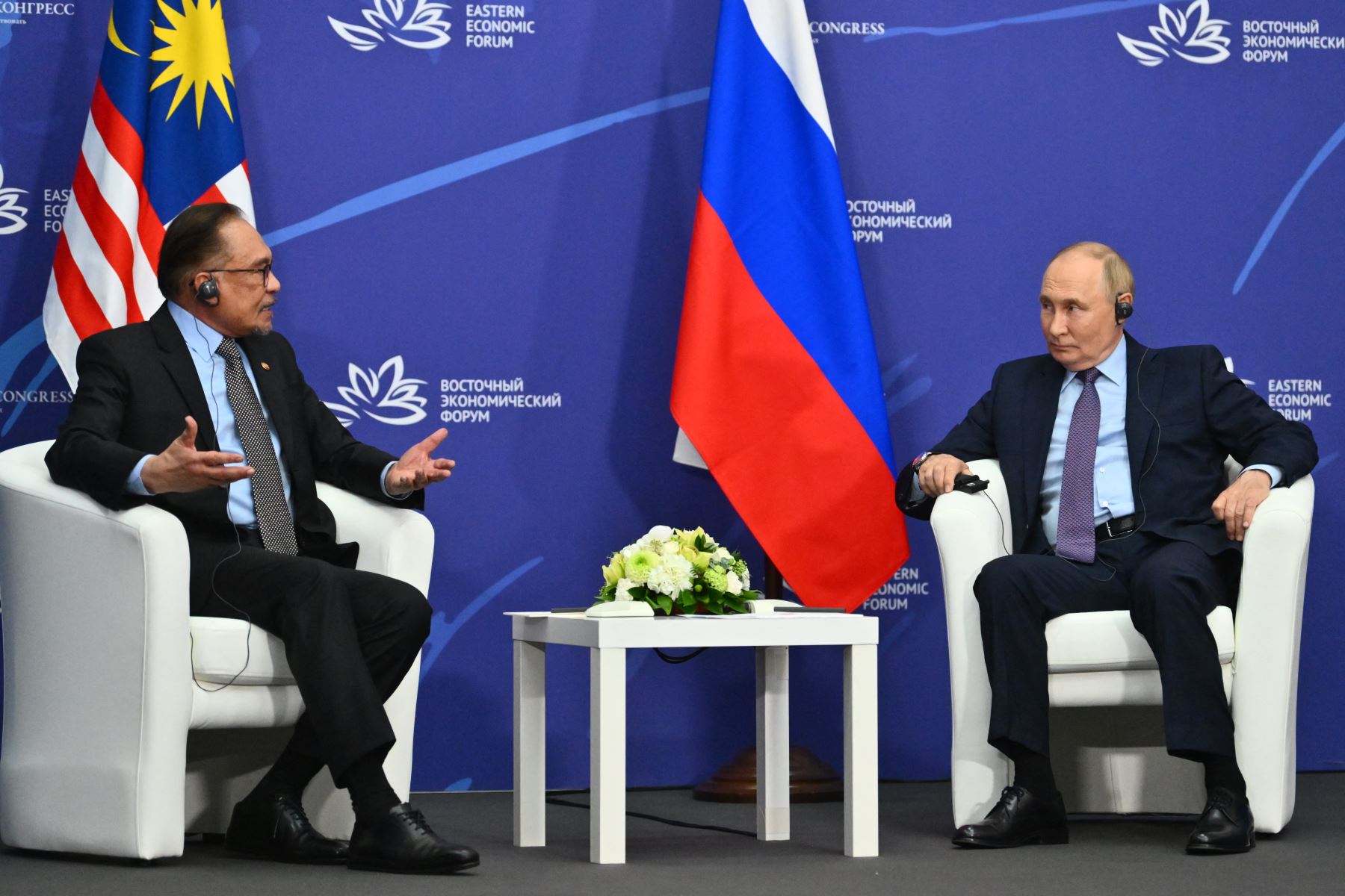 Presidente ruso Vladimir Putin se reúne con el primer ministro de Malasia, Anwar Ibrahim, al margen del Foro Económico Oriental en Vladivostok. AFP