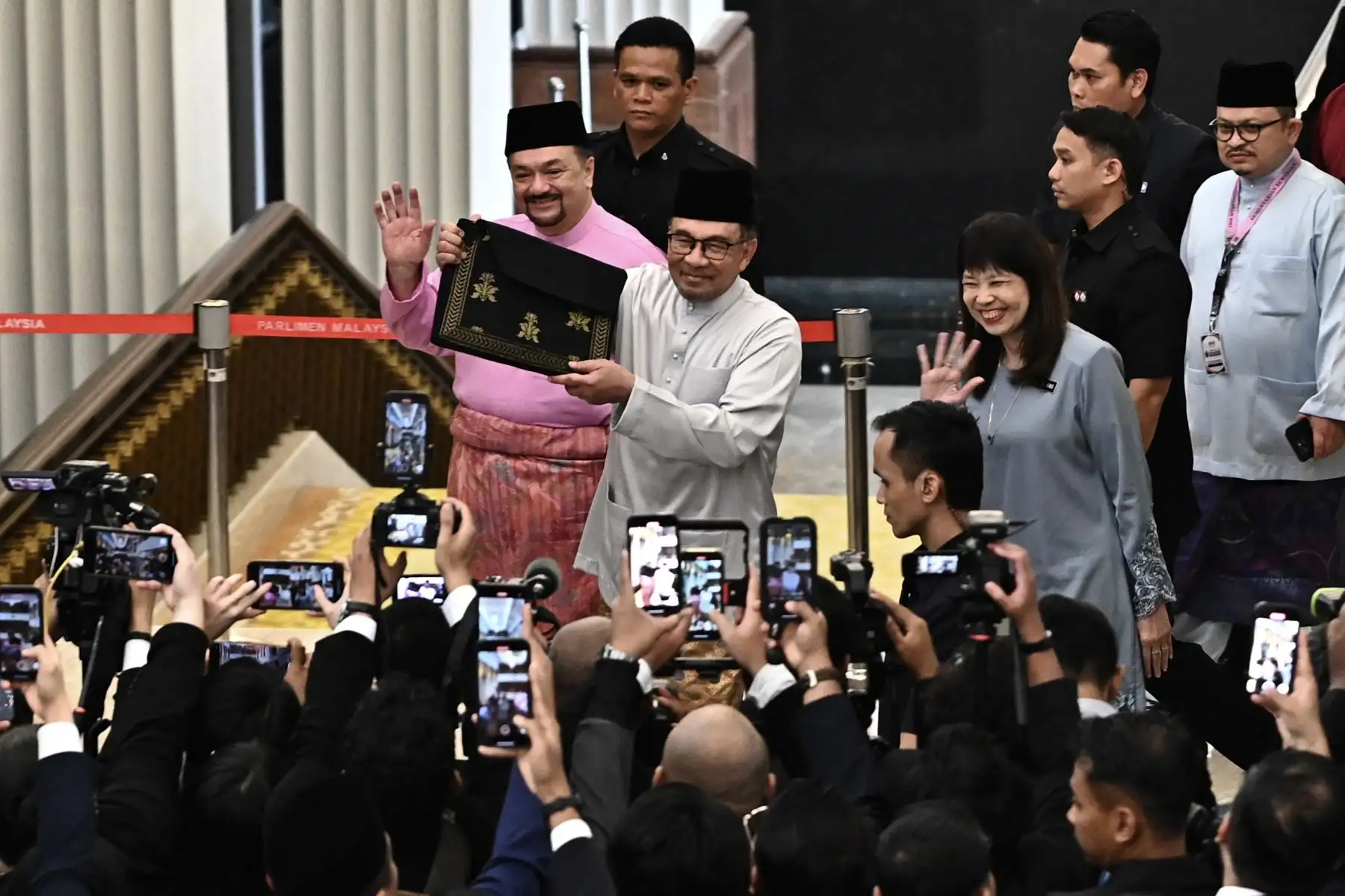 Primer Ministro y Ministro de Finanzas de Malasia, Anwar Ibrahim, mostrando un maletín que contiene su discurso sobre el presupuesto de 2025 en el Parlamento de Malasia en Kuala Lumpur. AFP