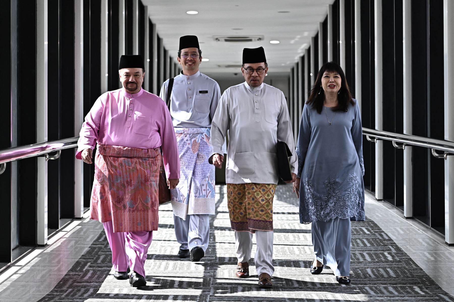 Primer Ministro y Ministro de Finanzas de Malasia, Anwar Ibrahim, llegando para pronunciar su discurso sobre el presupuesto nacional de 2025 en el Parlamento de Malasia en Kuala Lumpur. AFP