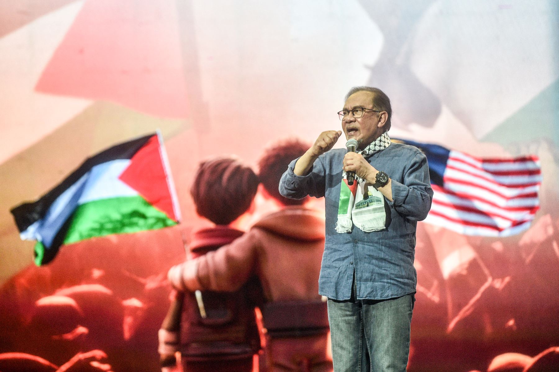 El primer ministro de Malasia, Anwar Ibrahim, pronuncia un discurso durante una manifestación pro palestina en Kuala Lumpur. AFP