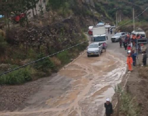 Las lluvias en la sierra de Áncash provocaron también la caída de un huaico que afectó una vía de comunicación.