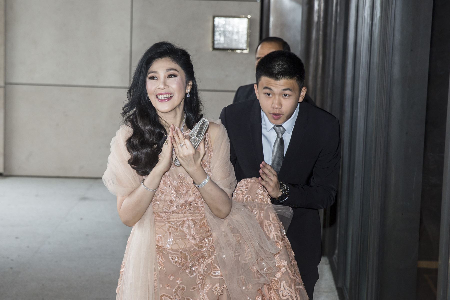 La ex primera ministra tailandesa Yingluck Shinawatra y su hijo Supasek Amornchat  llegan a la boda de su sobrina, Paetongtarn Shinawatra  en Hong Kong el 22 de marzo de 2019. AFP