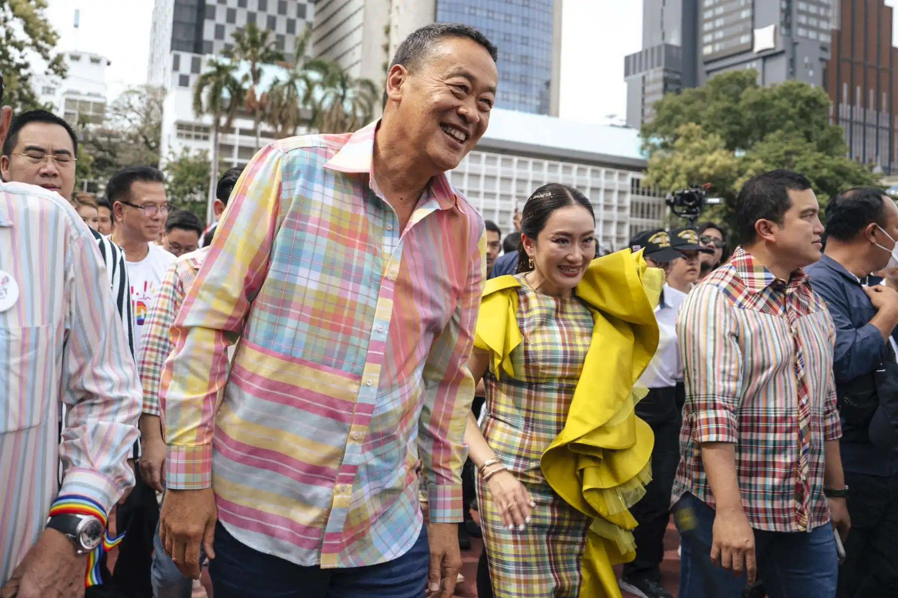 La primera ministra de Tailandia, Srettha Thavisin y el líder del partido Pheu Thai, Paetongtarn Shinawatra, participan en una marcha del orgullo gay en Bangkok el 1 de junio de 2024. AFP