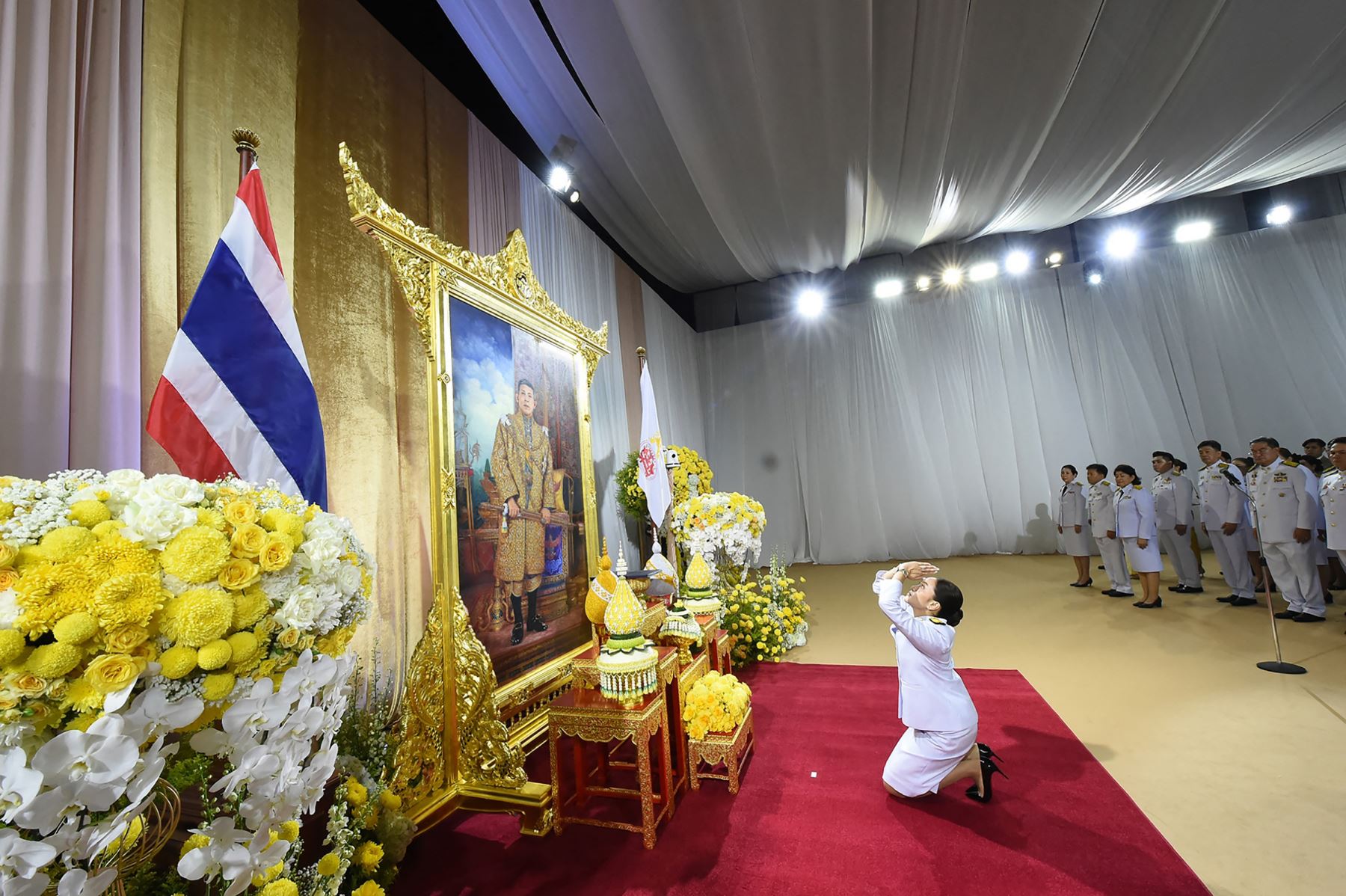 Paetongtarn Shinawatra, conocida por su apodo "Ung Ing" e hija del ex primer ministro Thaksin Shinawatra, rindiendo homenaje a una imagen del rey tailandés Maha Vajiralongkorn durante la ceremonia real. ceremonia de respaldo que la nombró nueva primera ministra de Tailandia en Bangkok. El 18 de agosto, el rey tailandés nombró formalmente a Paetongtarn Shinawatra como nueva primera ministra de Tailandia. AFP