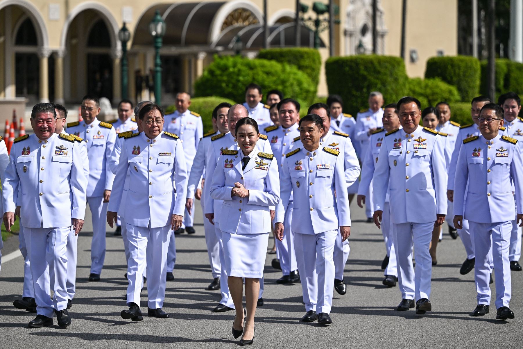 La nueva primera ministra de Tailandia, Paetongtarn Shinawatra  conocida por su apodo "Ung Ing", llega para una fotografía de grupo con miembros del gabinete a la Casa de Gobierno en Bangkok el 7 de septiembre de 2024.  AFP