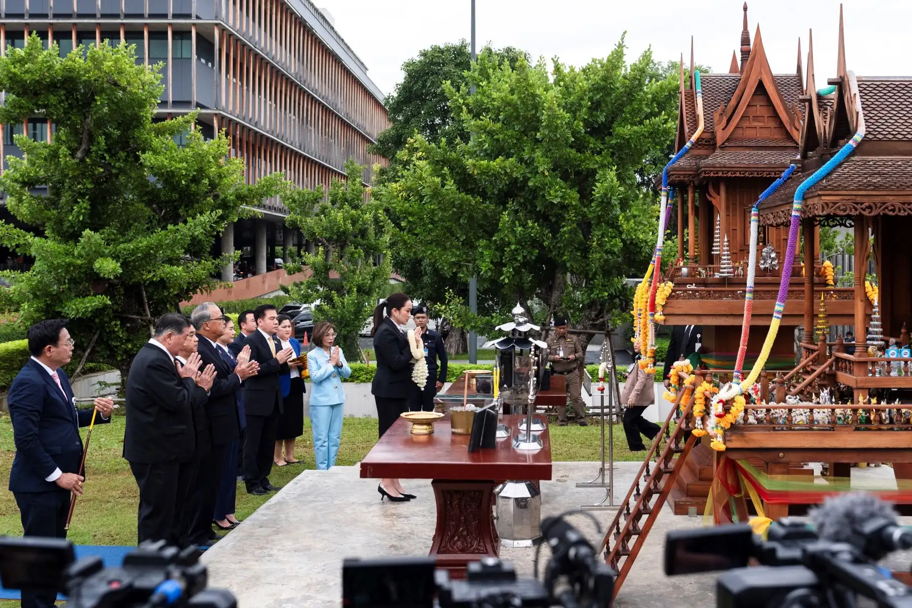 La primera ministra de Tailandia, Paetongtarn Shinawatra   rinde homenaje a un santuario frente a la cámara del Parlamento en Bangkok el 12 de septiembre de 2024. AFP