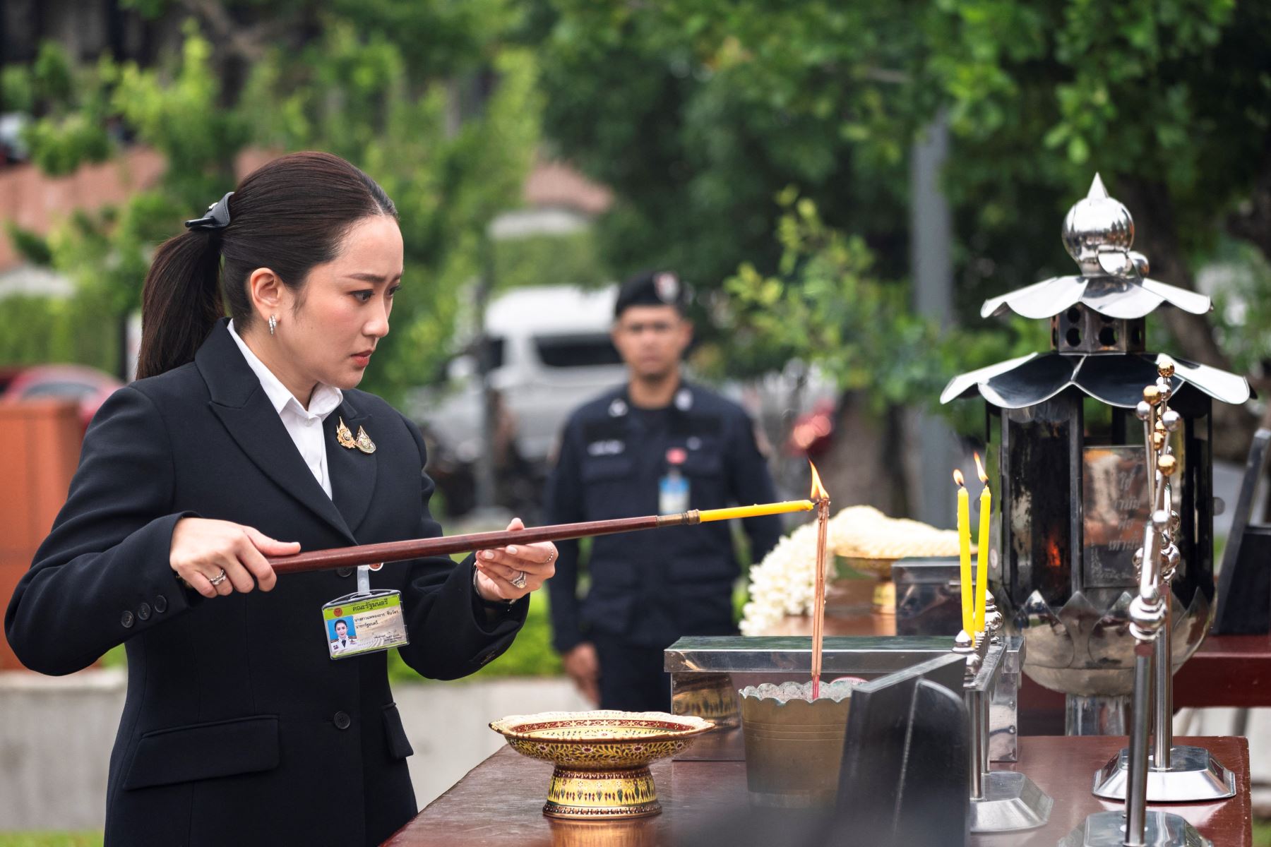 La primera ministra de Tailandia, Paetongtarn Shinawatra, enciende una varita de incienso para presentar sus respetos a un santuario frente a la cámara del Parlamento en Bangkok el 12 de septiembre de 2024. AFP