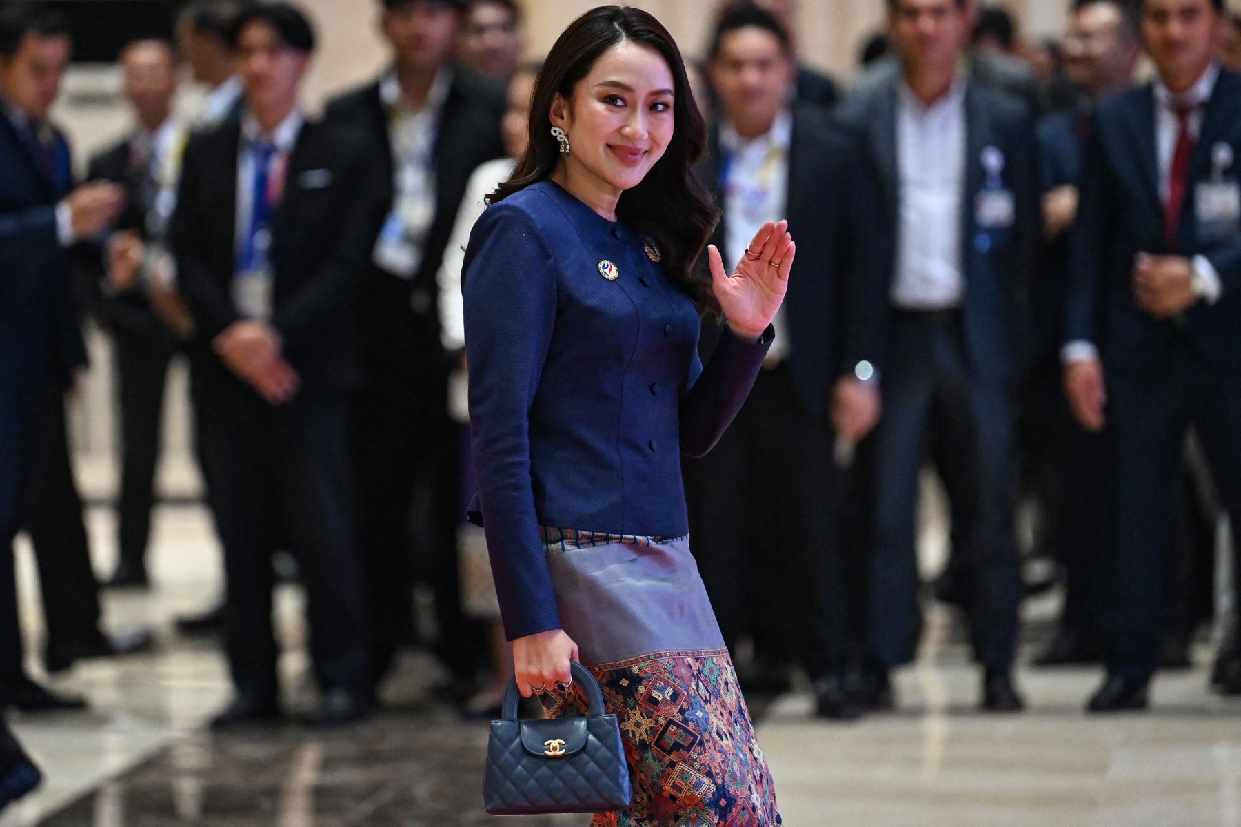 La primera ministra de Tailandia, Paetongtarn Shinawatra, saluda cuando llega para asistir a la cena de gala durante las Cumbres 44.ª y 45.ª de la Asociación de Naciones del Sudeste Asiático (ASEAN) en Vientiane el 10 de octubre de 2024. AFP