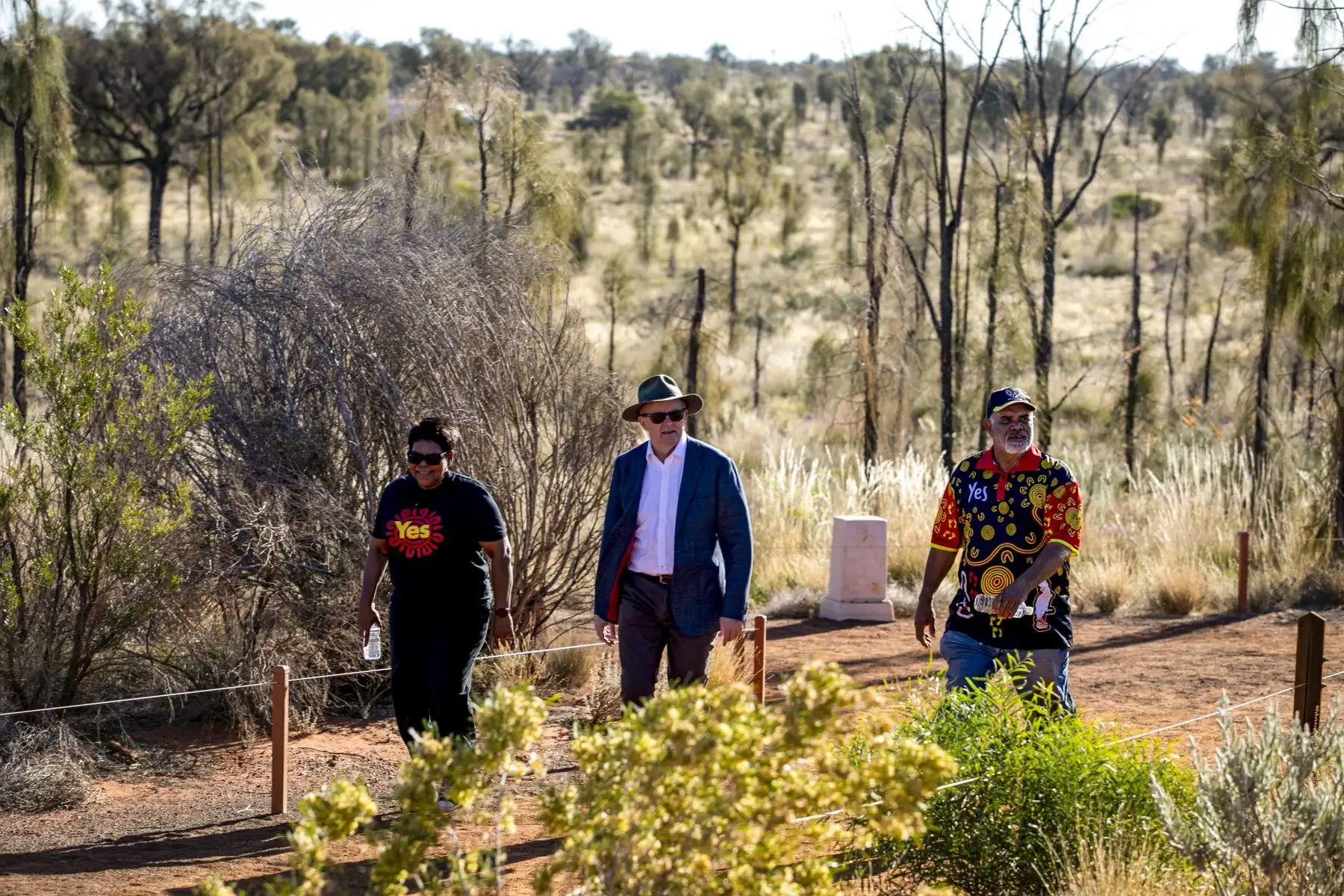 El Primer Ministro australiano Anthony Albanese camina hacia una reunión con líderes indígenas de Australia central en el Parque Nacional Uluru Kata Tjuta en Australia central. El Primer Ministro Anthony Albanese pidió a los votantes que muestren "lo mejor de Australia" al respaldar un referéndum histórico sobre los derechos de los indígenas el 10 de octubre. AFP