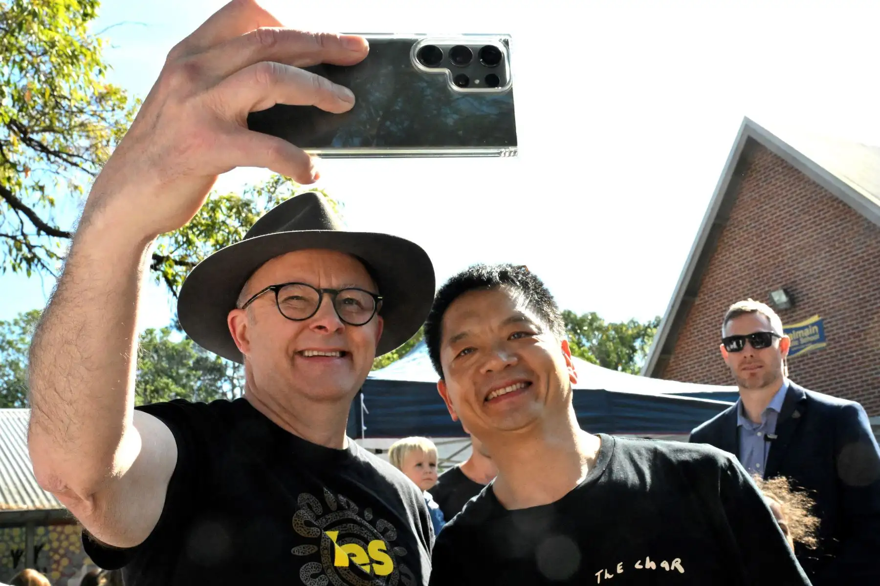 El primer ministro australiano, Anthony Albanese  se toma selfies con un votante en el colegio electoral de la escuela pública Balmain en Sydney el 14 de octubre de 2023, mientras se abren las urnas en el histórico referéndum sobre los derechos indígenas de Australia. AFP
