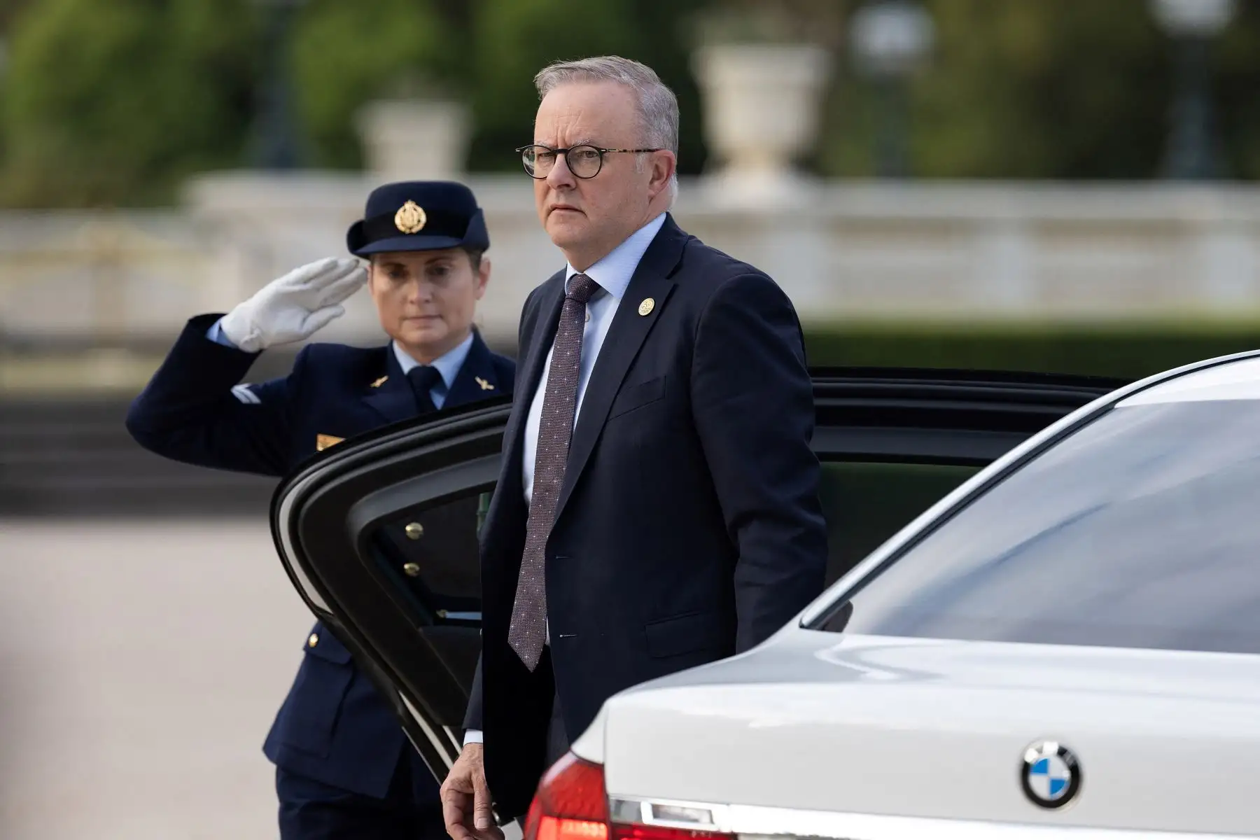 Este folleto tomado y publicado el 6 de marzo de 2024 por la Cumbre Especial ASEAN-Australia 2024 muestra al Primer Ministro de Australia, Anthony Albanese, llegando para asistir a la ceremonia de bienvenida para el Primer Ministro de Laos, Sonexay Siphandone, al margen de la Cumbre Especial ASEAN-Australia 2024 en Melbourne.  AFP