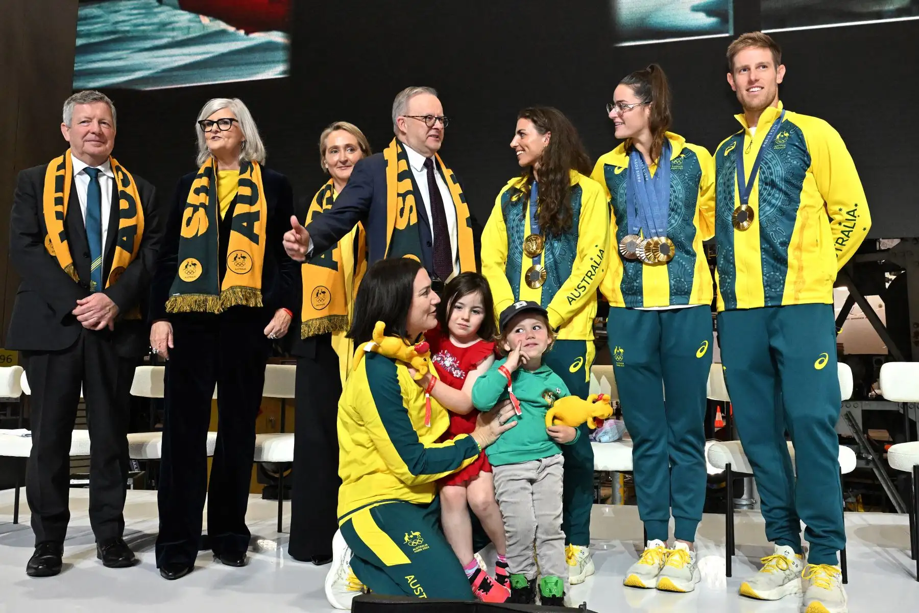 El primer ministro australiano, Anthony Albanese  habla con atletas australianos durante un evento tras su regreso de los Juegos Olímpicos de París 2024 en el Aeropuerto Internacional de Sydney el 14 de agosto de 2024. AFP