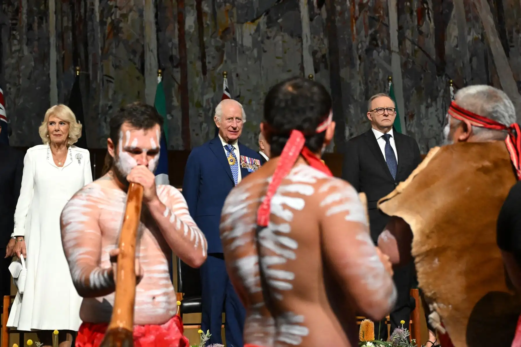 El rey Carlos III de Gran Bretaña y la reina Camilla observan a los bailarines aborígenes mientras asisten a una recepción parlamentaria ofrecida por el primer ministro australiano Anthony Albanese  en la Casa del Parlamento en Canberra el 21 de octubre de 2024. AFP