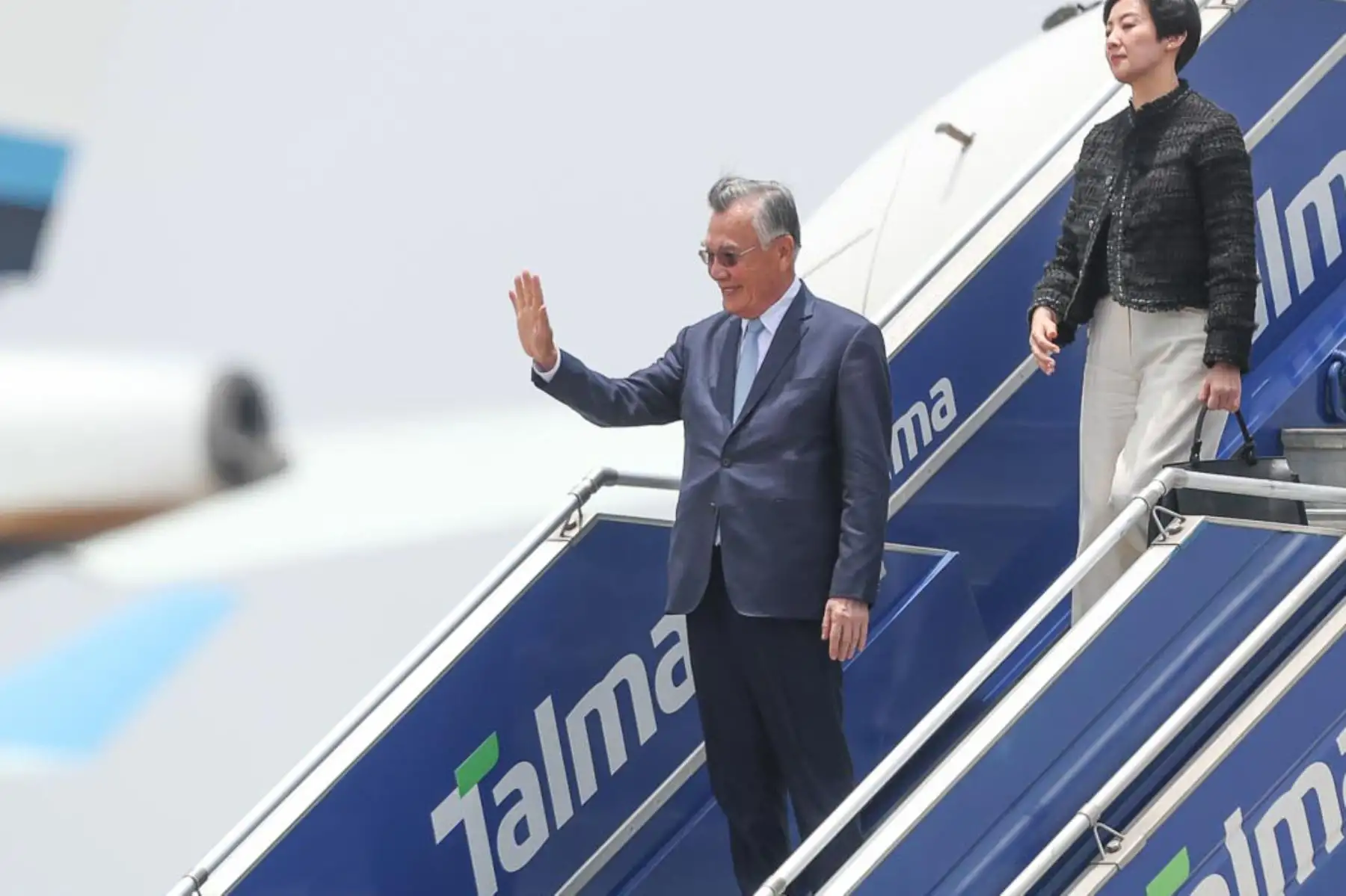 Lin-Hsin-I, representante del líder de Chinese Taipei, llegó al Grupo Aéreo N° 8, donde fue recibido por Augusto Morelli de Relaciones Exteriores.Foto: ANDINA/ Lino Chipana