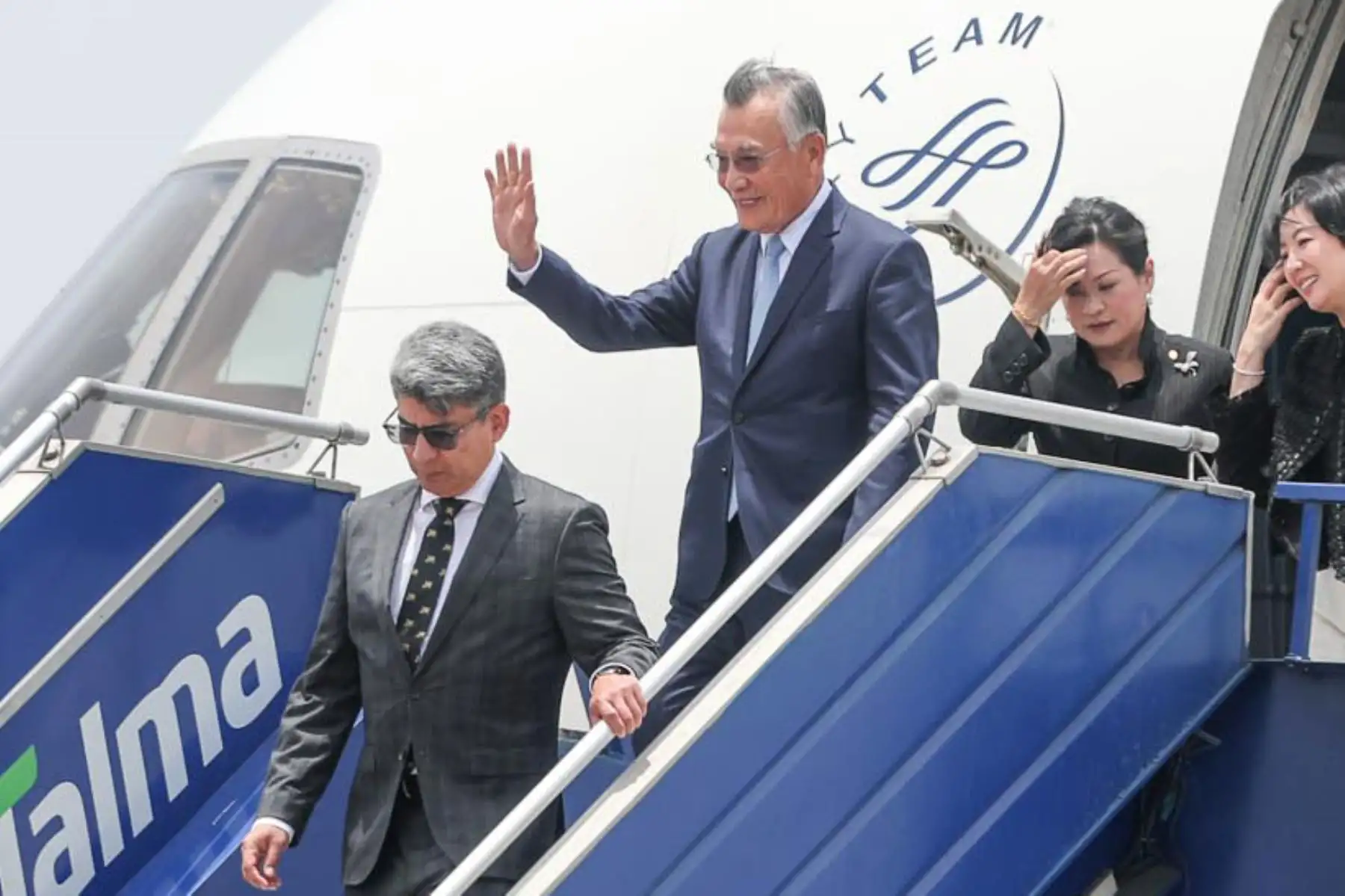 Lin-Hsin-I, representante del líder de Chinese Taipei, llegó al Grupo Aéreo N° 8, donde fue recibido por Augusto Morelli de Relaciones Exteriores .Foto: ANDINA/ Lino Chipana