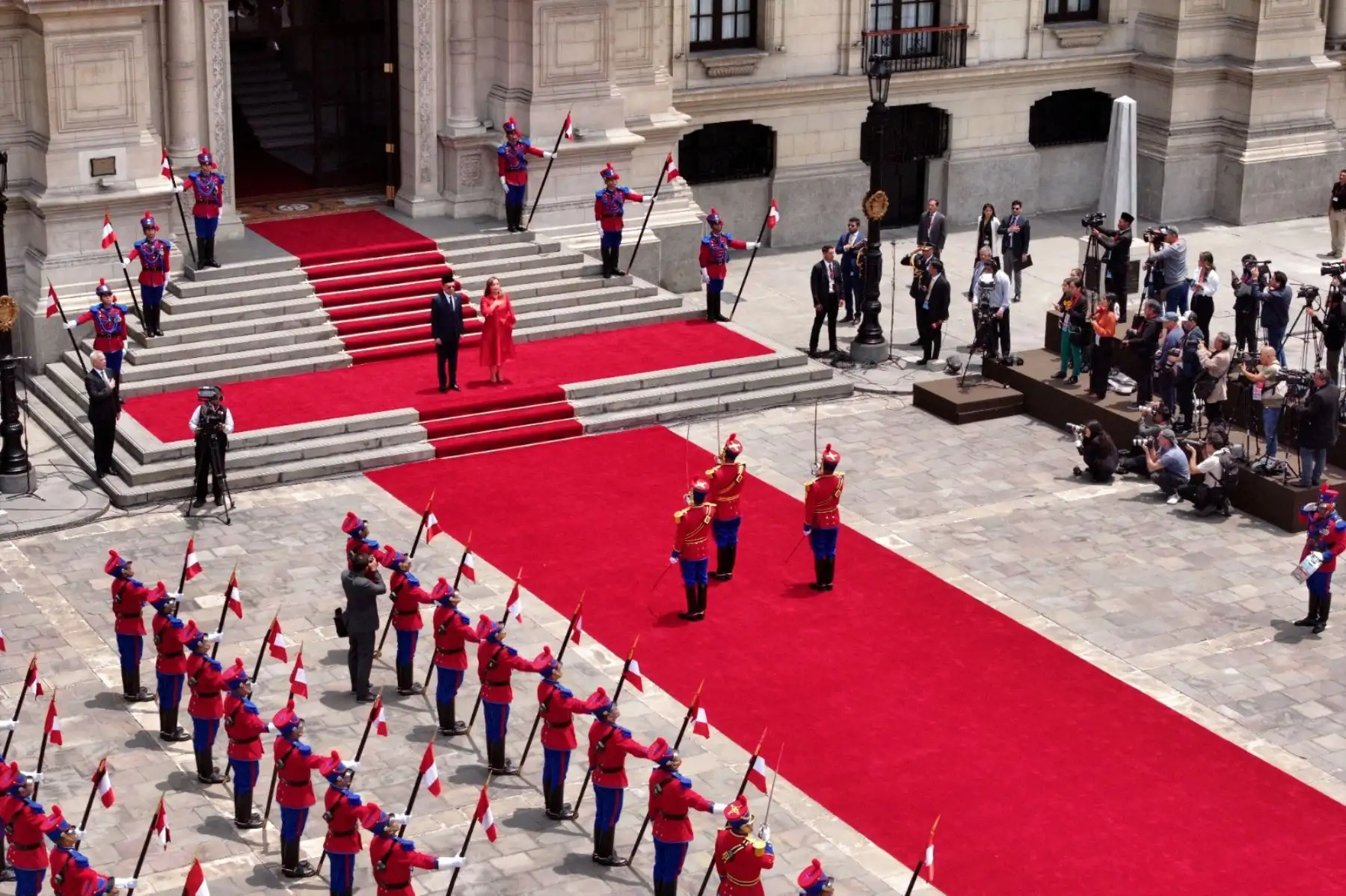 La presidenta de la república, Dina Ercilia Boluarte Zegarra, recibe al primer ministro de Malasia, Dato