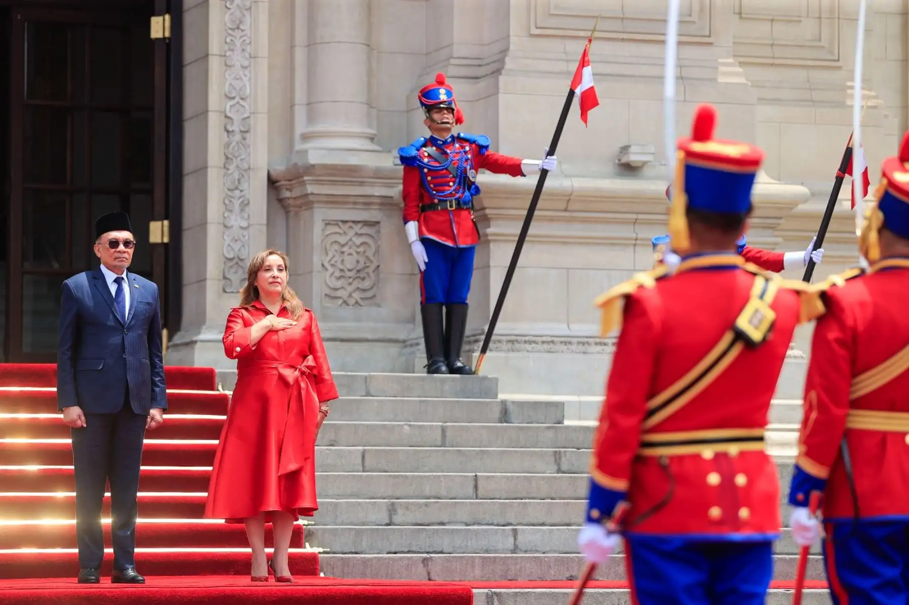 La presidenta de la república, Dina Ercilia Boluarte Zegarra, recibe al primer ministro de Malasia, Dato