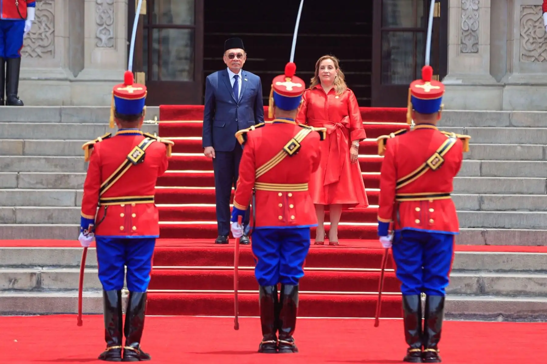 La presidenta de la república, Dina Ercilia Boluarte Zegarra, recibe al primer ministro de Malasia, Dato