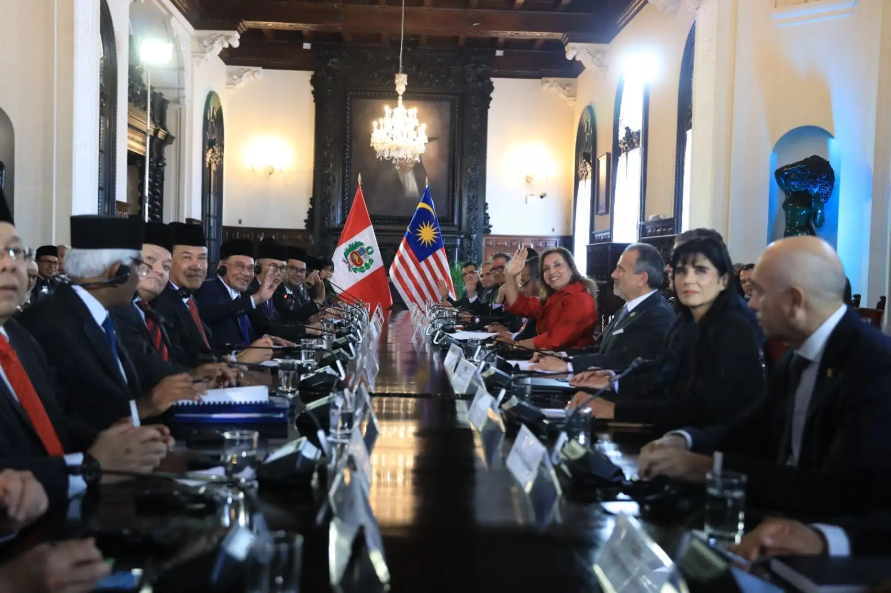 La presidenta de la república, Dina Ercilia Boluarte Zegarra, participa en una reunión de trabajo con el primer ministro de Malasia, Dato