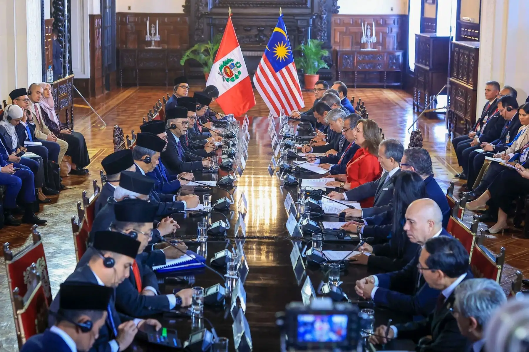 La presidenta de la república, Dina Ercilia Boluarte Zegarra, participa en una reunión de trabajo con el primer ministro de Malasia, Dato
