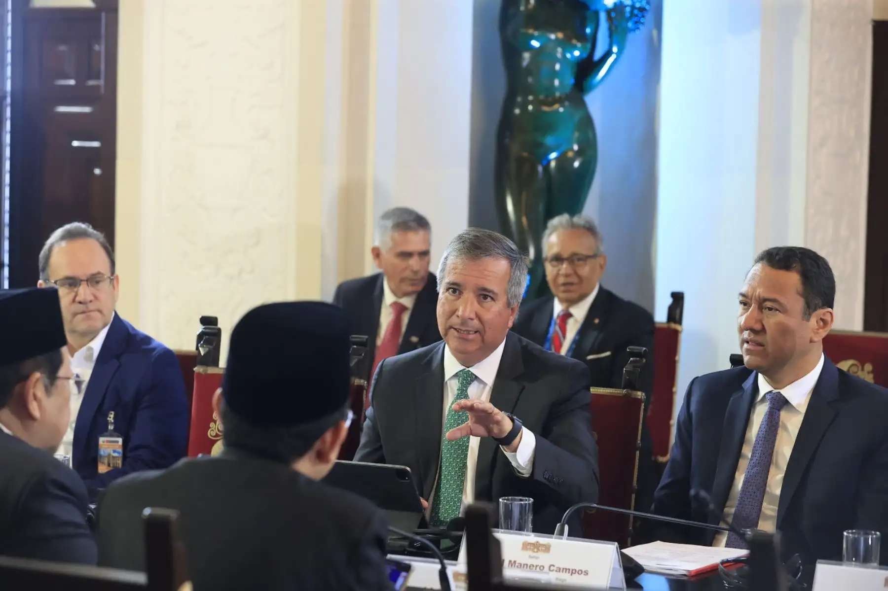 La presidenta de la república, Dina Ercilia Boluarte Zegarra, participa en una reunión de trabajo con el primer ministro de Malasia, Dato