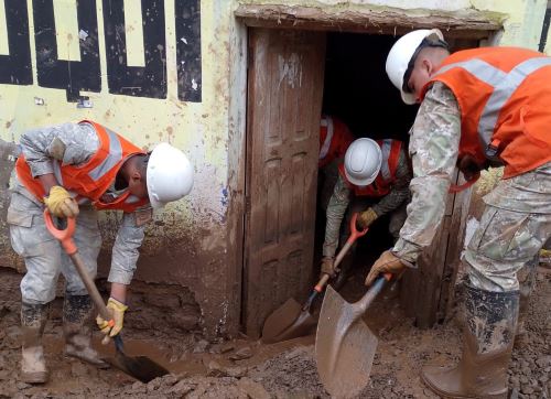 Miembros de las Fuerzas Armadas brindan ayuda a las familias damnificadas de los distritos de Amarilis y Pillco Marca, en Huánuco, a causa de las lluvias intensas y huaicos. ANDINA/Difusión