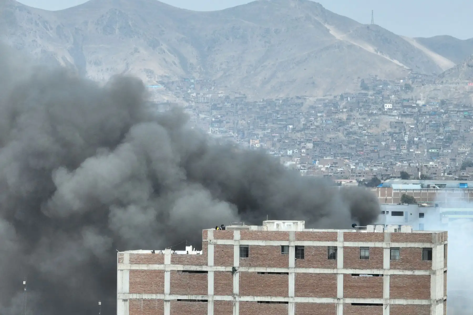 Incendio consume la parte alta de un edificio de cinco pisos ubicado en el cruce de los jirones Huanta con Cusco, en la zona de Barrios Altos, en el cercado de Lima, muy próximo a Mesa Redonda y el Instituto Materno Perinatal (exMaternidad de Lima). Foto: ANDINA/Daniel Bracamonte