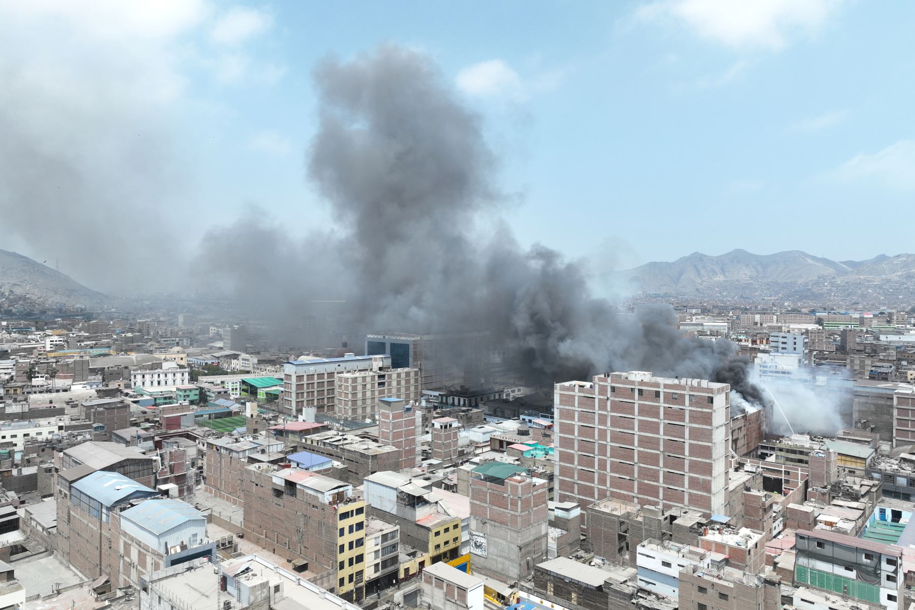 Incendio consume la parte alta de un edificio de cinco pisos ubicado en el cruce de los jirones Huanta con Cusco, en la zona de Barrios Altos, en el cercado de Lima, muy próximo a Mesa Redonda y el Instituto Materno Perinatal (exMaternidad de Lima). Foto: ANDINA/Daniel Bracamonte