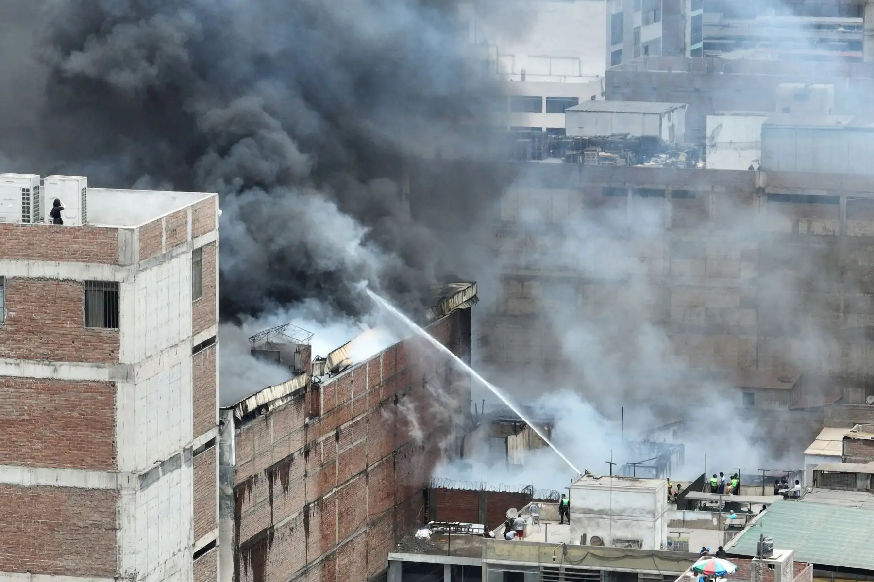 Incendio consume la parte alta de un edificio de cinco pisos ubicado en el cruce de los jirones Huanta con Cusco, en la zona de Barrios Altos, en el cercado de Lima, muy próximo a Mesa Redonda y el Instituto Materno Perinatal (exMaternidad de Lima). Foto: ANDINA/Daniel Bracamonte