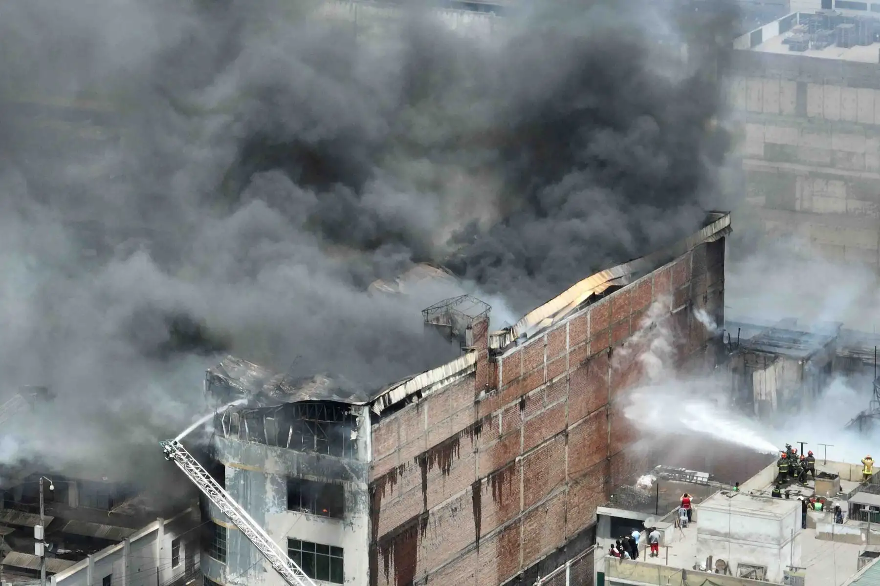 Un incendio consume la parte alta de un edificio de cinco pisos ubicado en el cruce de los jirones Huanta con Cusco, en la zona de Barrios Altos, en el cercado de Lima, muy próximo a Mesa Redonda y el Instituto Materno Perinatal (exMaternidad de Lima). Foto: ANDINA/ Daniel Bracamonte