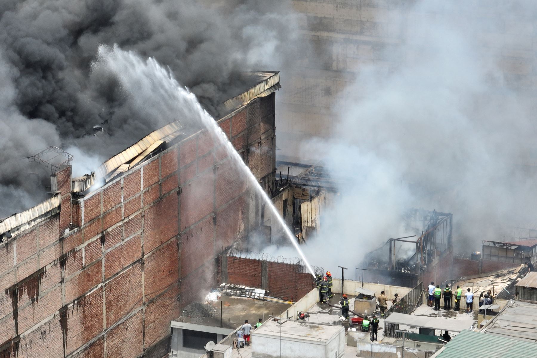 Incendio consume la parte alta de un edificio de cinco pisos ubicado en el cruce de los jirones Huanta con Cusco, en la zona de Barrios Altos, en el cercado de Lima, muy próximo a Mesa Redonda y el Instituto Materno Perinatal (exMaternidad de Lima). Foto: ANDINA/Daniel Bracamonte