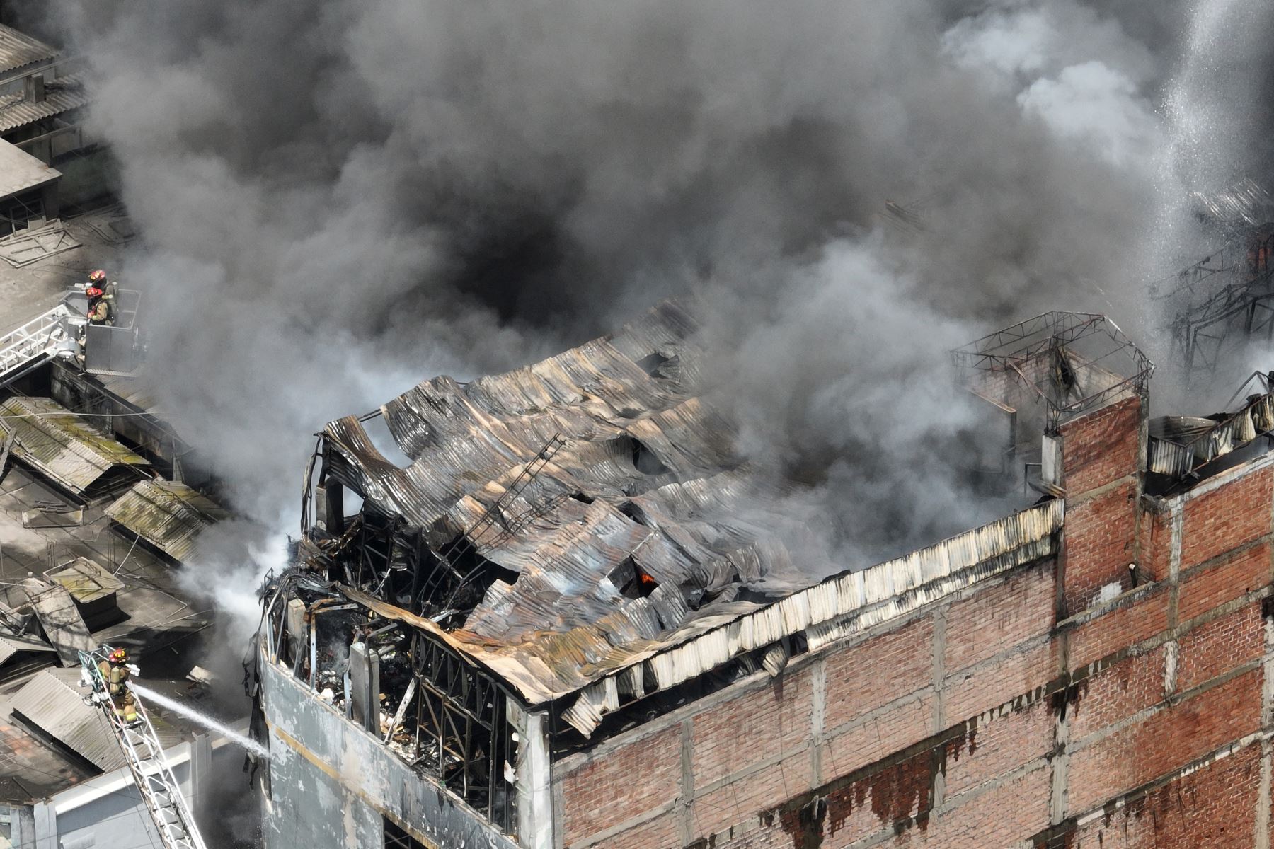 Incendio consume la parte alta de un edificio de cinco pisos ubicado en el cruce de los jirones Huanta con Cusco, en la zona de Barrios Altos, en el cercado de Lima, muy próximo a Mesa Redonda y el Instituto Materno Perinatal (exMaternidad de Lima). Foto: ANDINA/Daniel Bracamonte