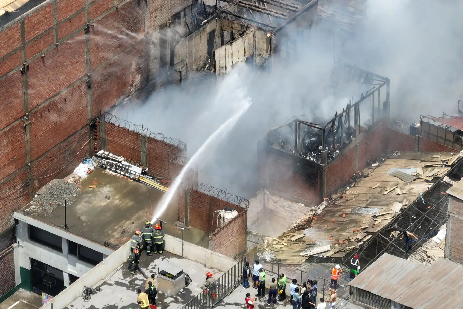 Incendio consume la parte alta de un edificio de cinco pisos ubicado en el cruce de los jirones Huanta con Cusco, en la zona de Barrios Altos, en el cercado de Lima, muy próximo a Mesa Redonda y el Instituto Materno Perinatal (exMaternidad de Lima). Foto: ANDINA/Daniel Bracamonte